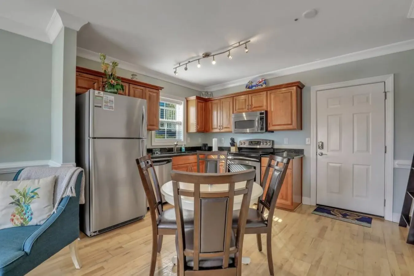 2 Bed Condo Walk to the Beach 11