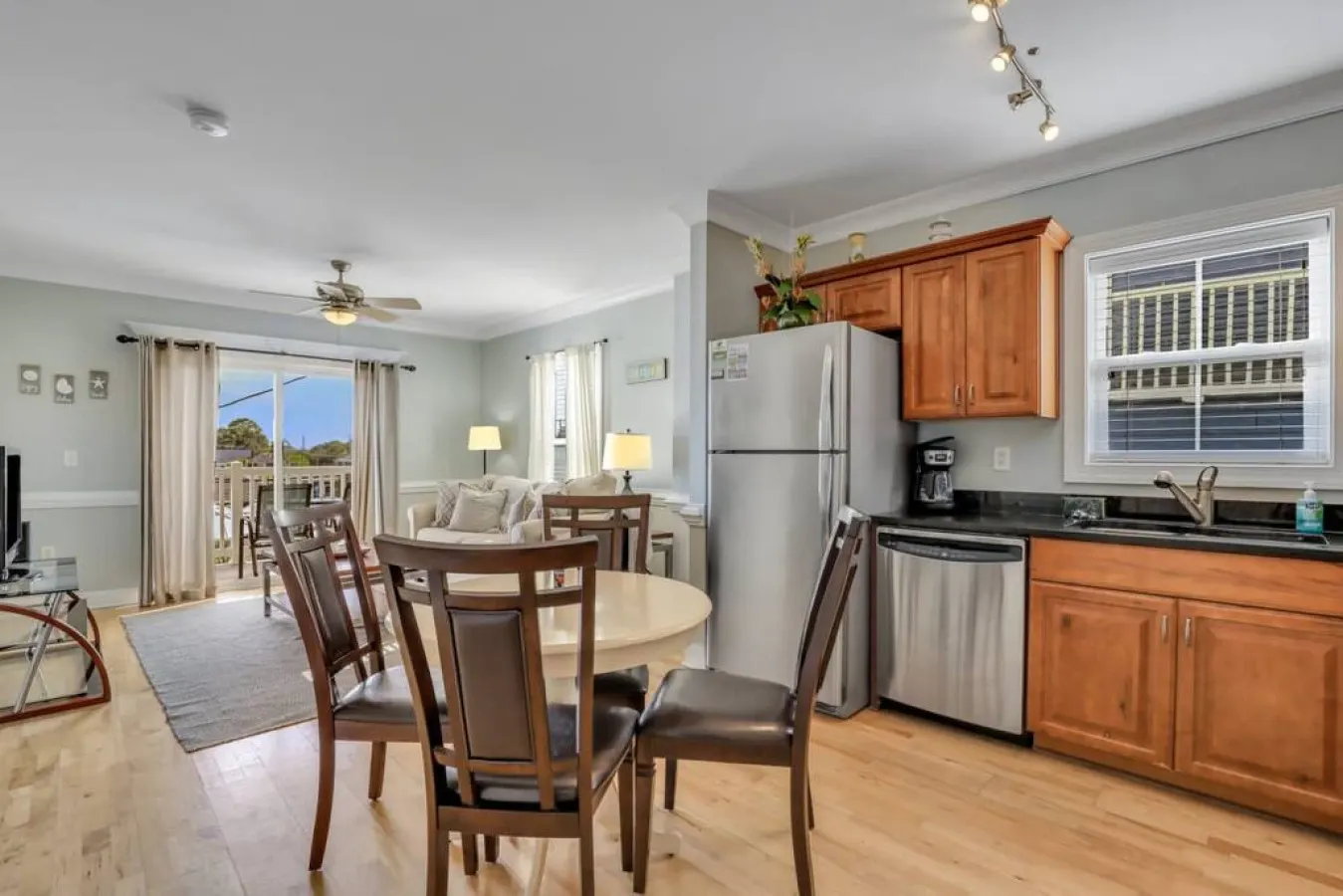 2 Bed Condo Walk to the Beach 12