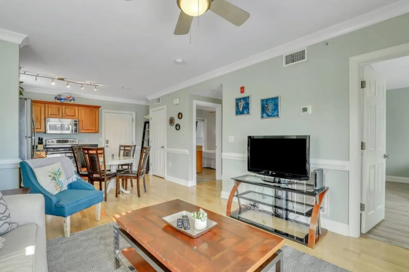 2 Bed Condo Walk to the Beach 14