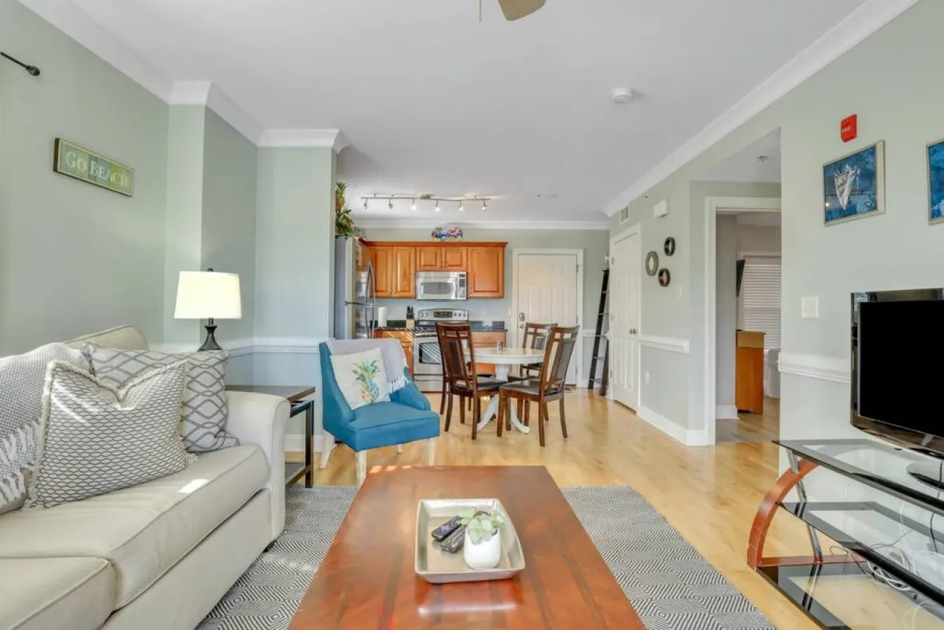 2 Bed Condo Walk to the Beach — photo 3