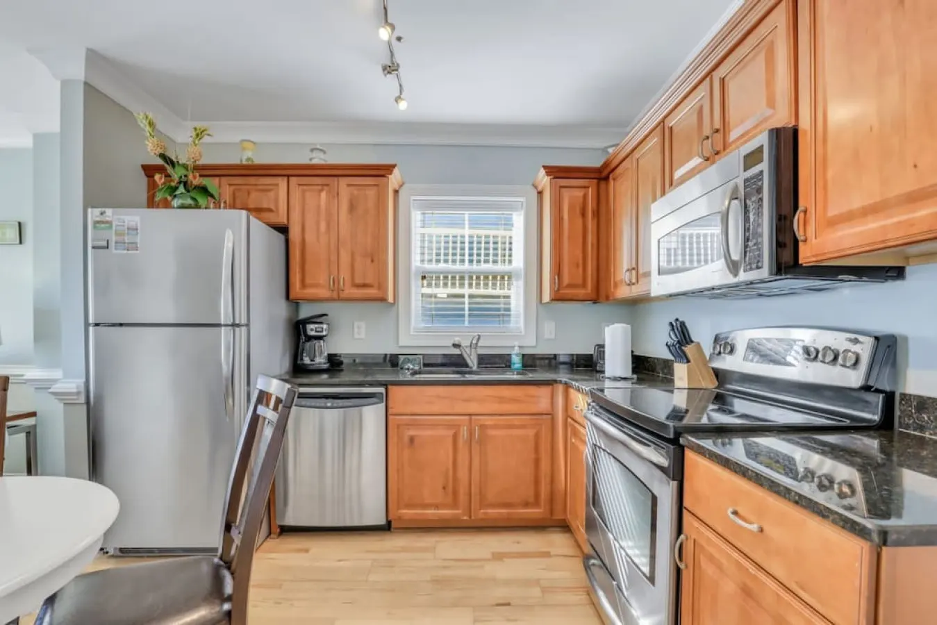 2 Bed Condo Walk to the Beach — photo 4