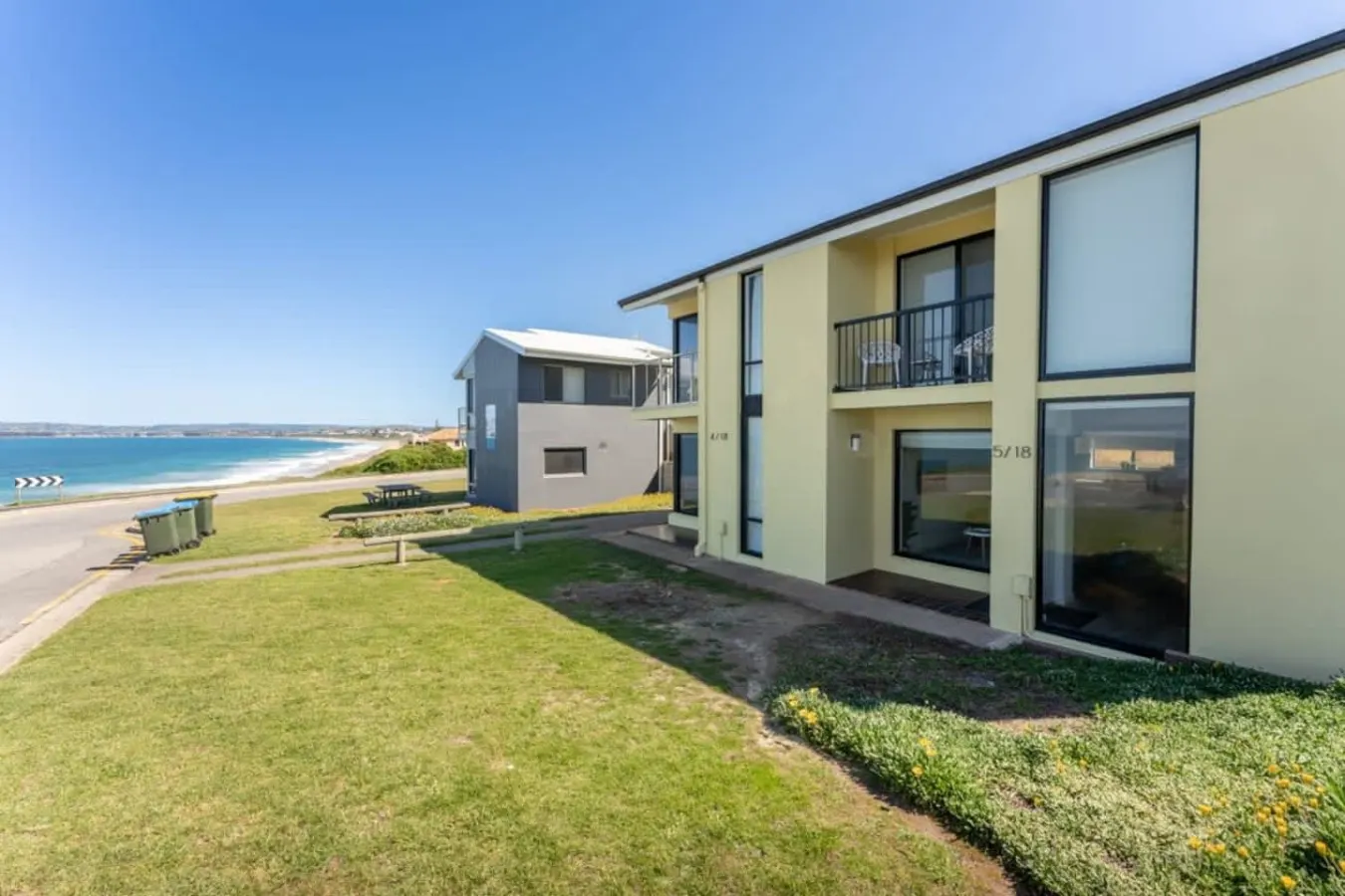 South Seas 5—Absolute Beachfront Escape near Cafés