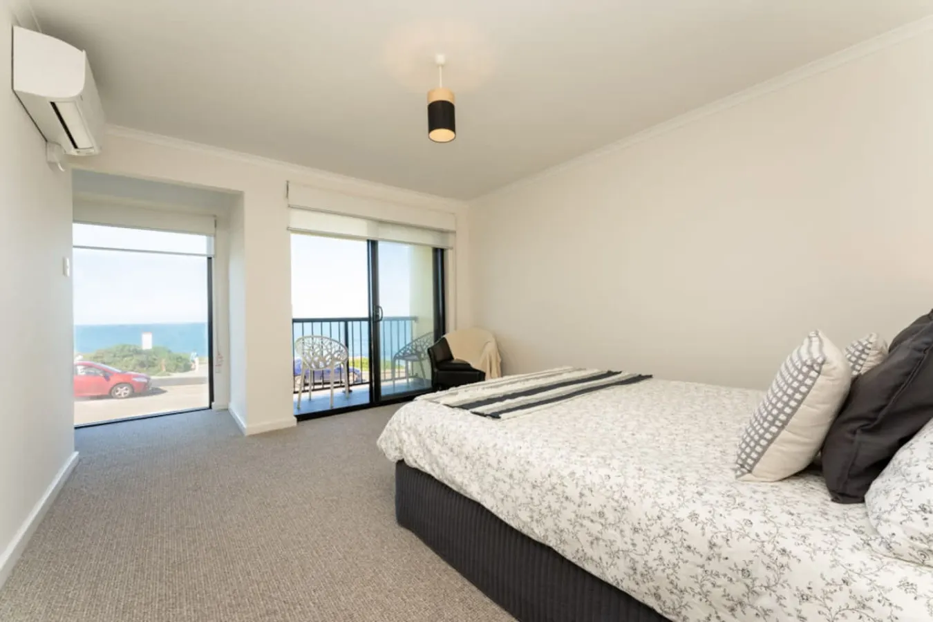 South Seas 5—Absolute Beachfront Escape near Cafés 11