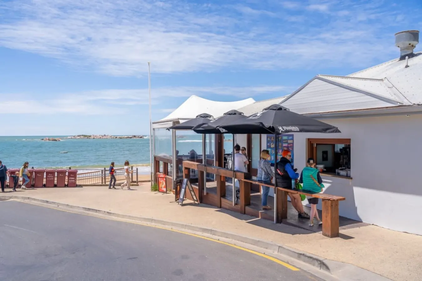 South Seas 5—Absolute Beachfront Escape near Cafés 20