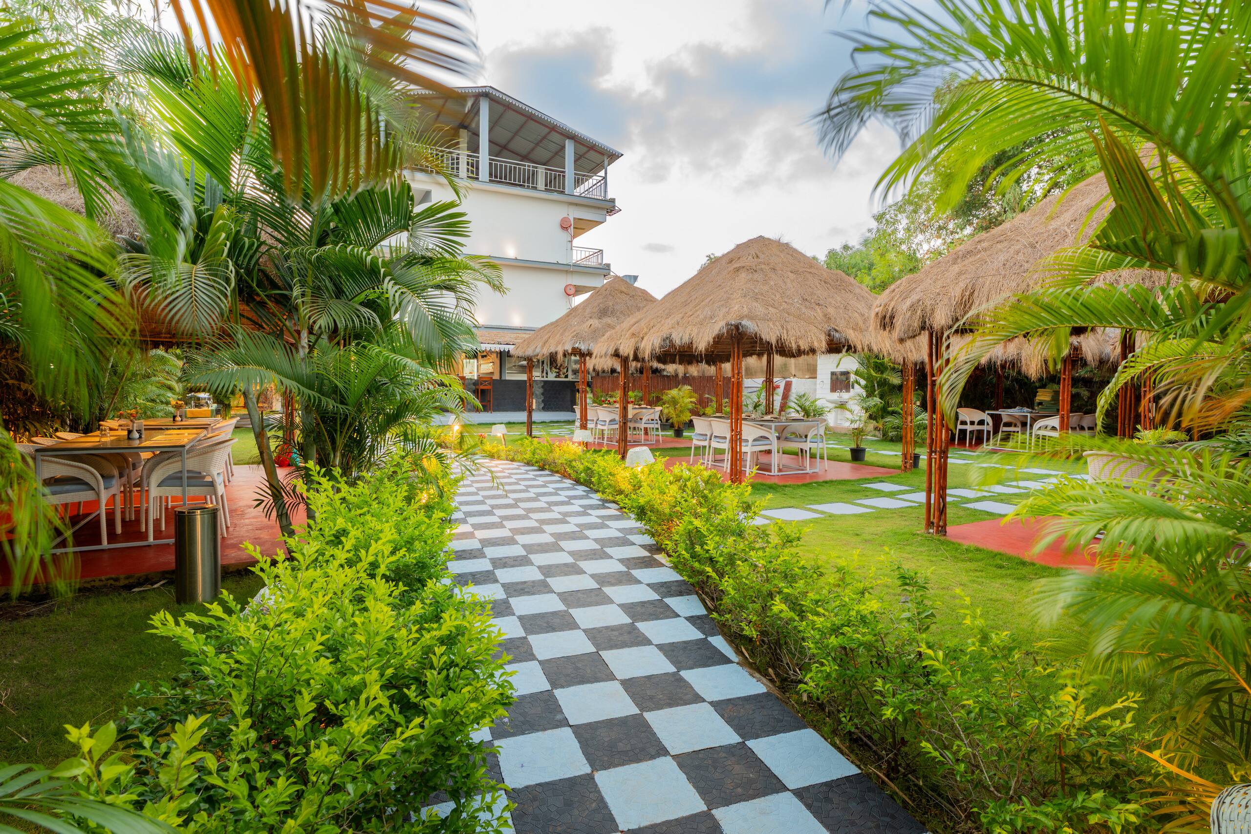 Retreat W/ Pool, & Restros Near Ashvem Beach 14