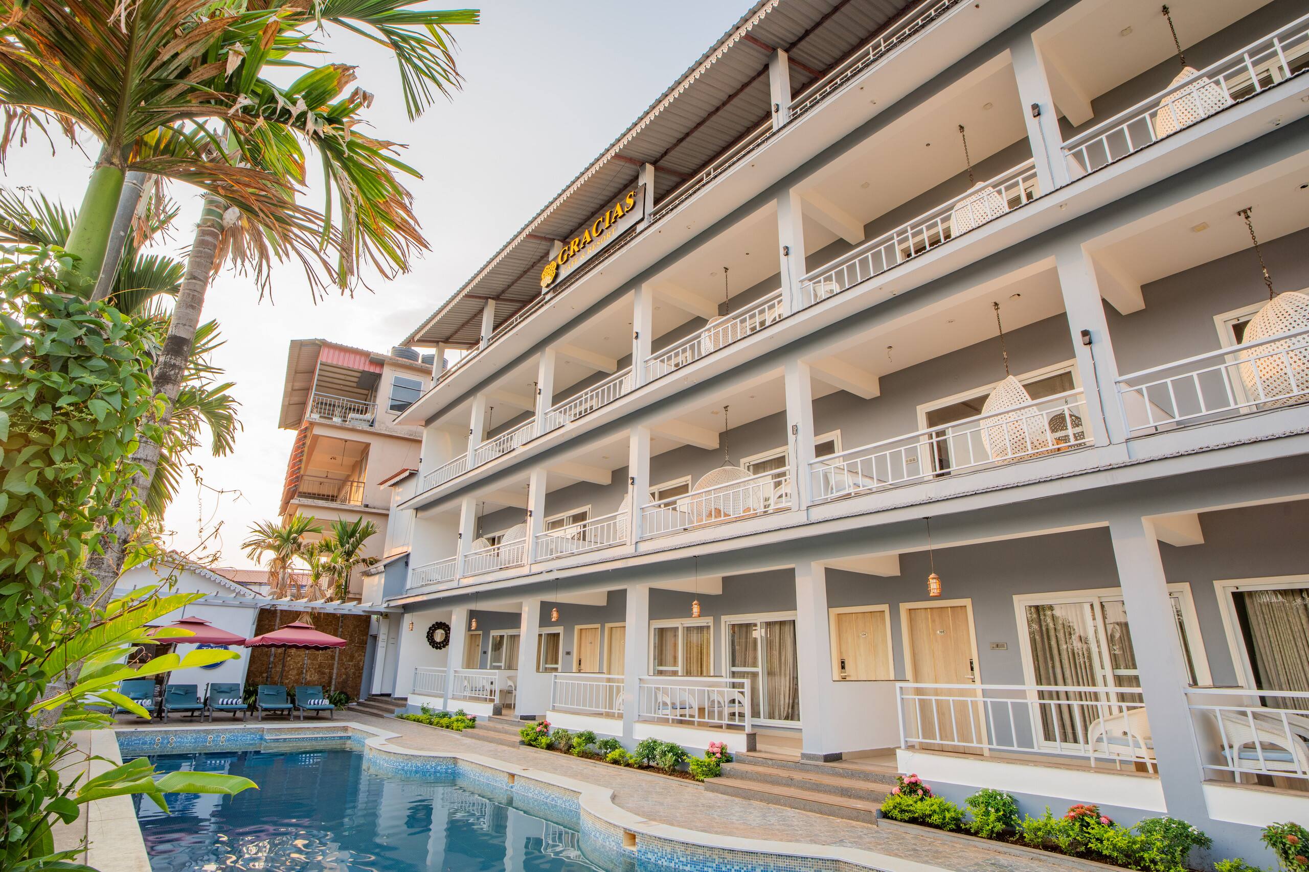 Retreat W/ Pool, & Restros Near Ashvem Beach 2
