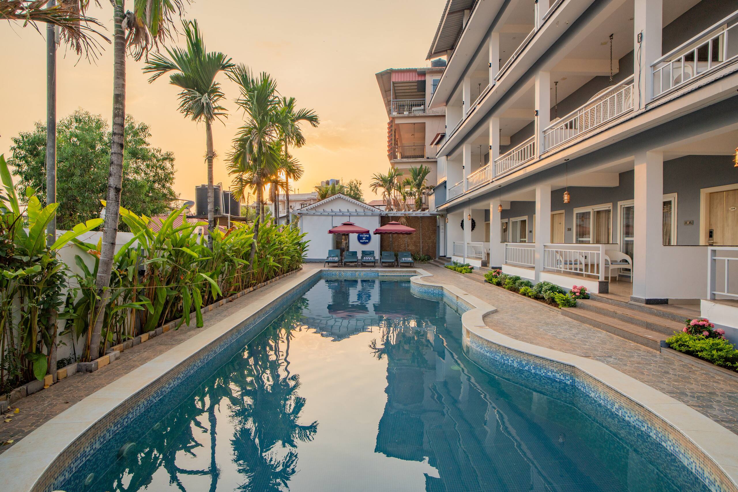 Retreat W/ Pool, & Restros Near Ashvem Beach 37