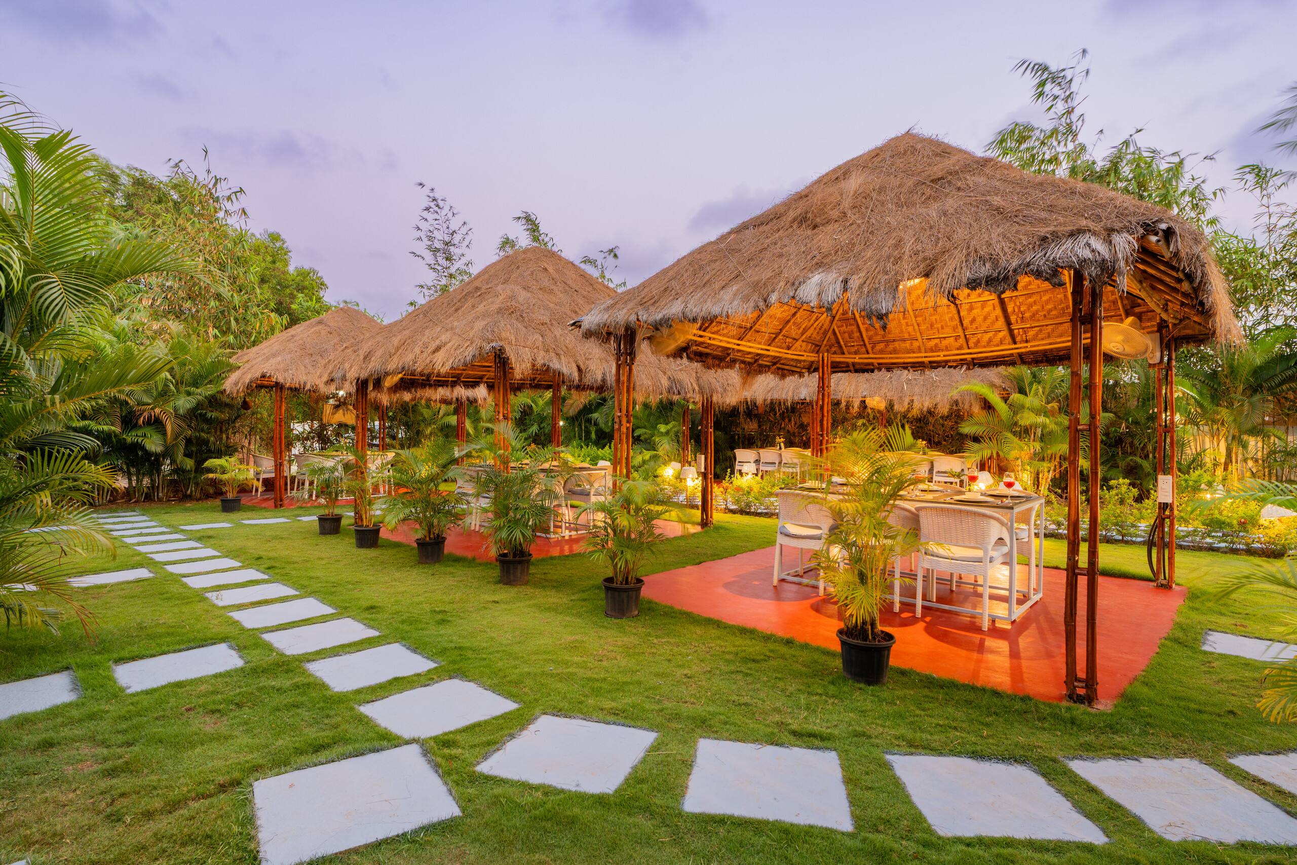 Retreat W/ Pool, & Restros Near Ashvem Beach 1