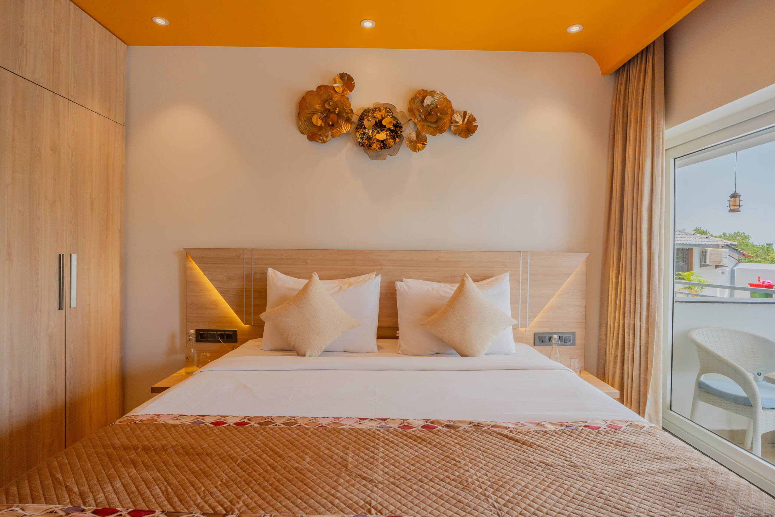 Retreat W/ Pool, & Restros Near Ashvem Beach 21