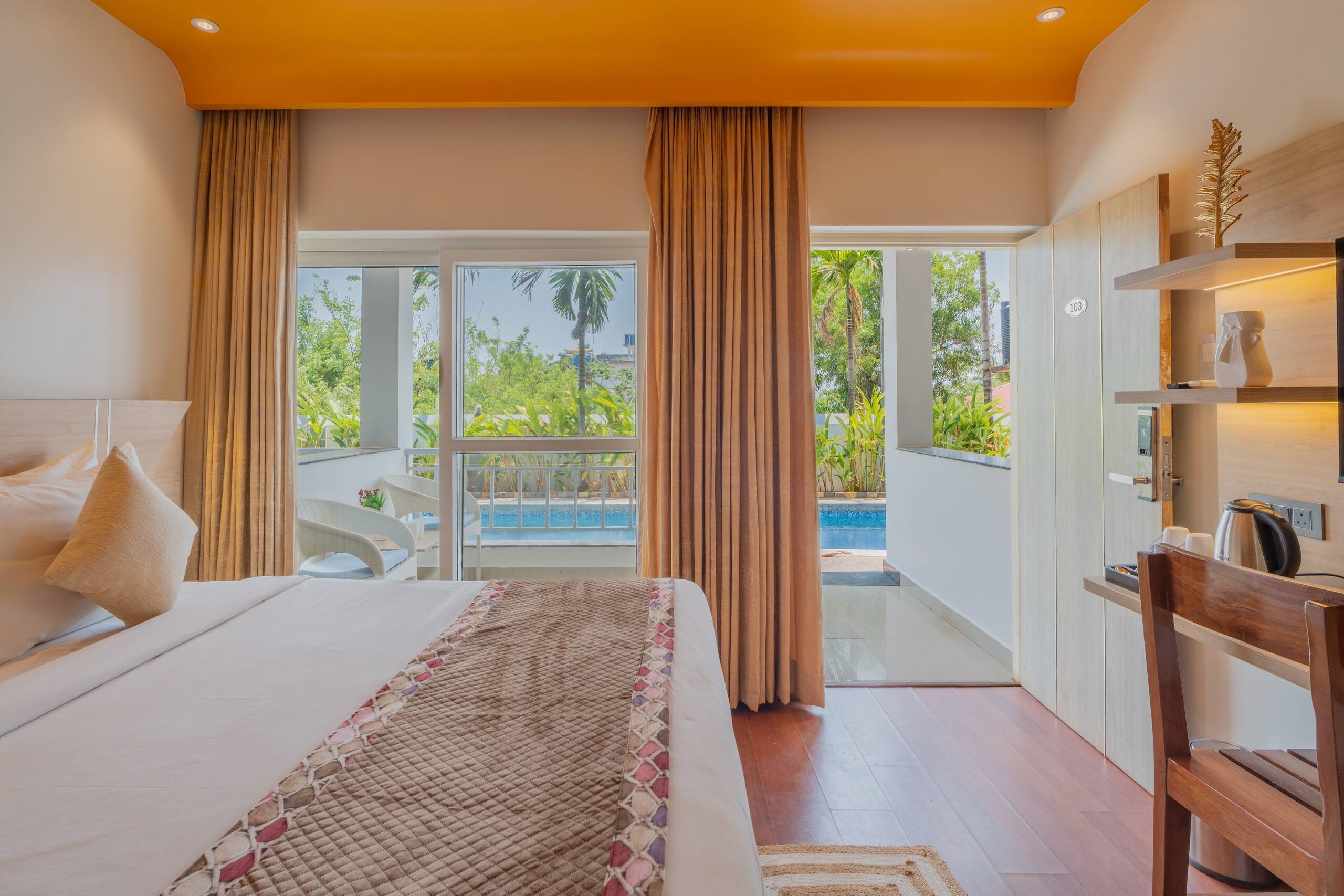 Retreat W/ Pool, & Restros Near Ashvem Beach 20