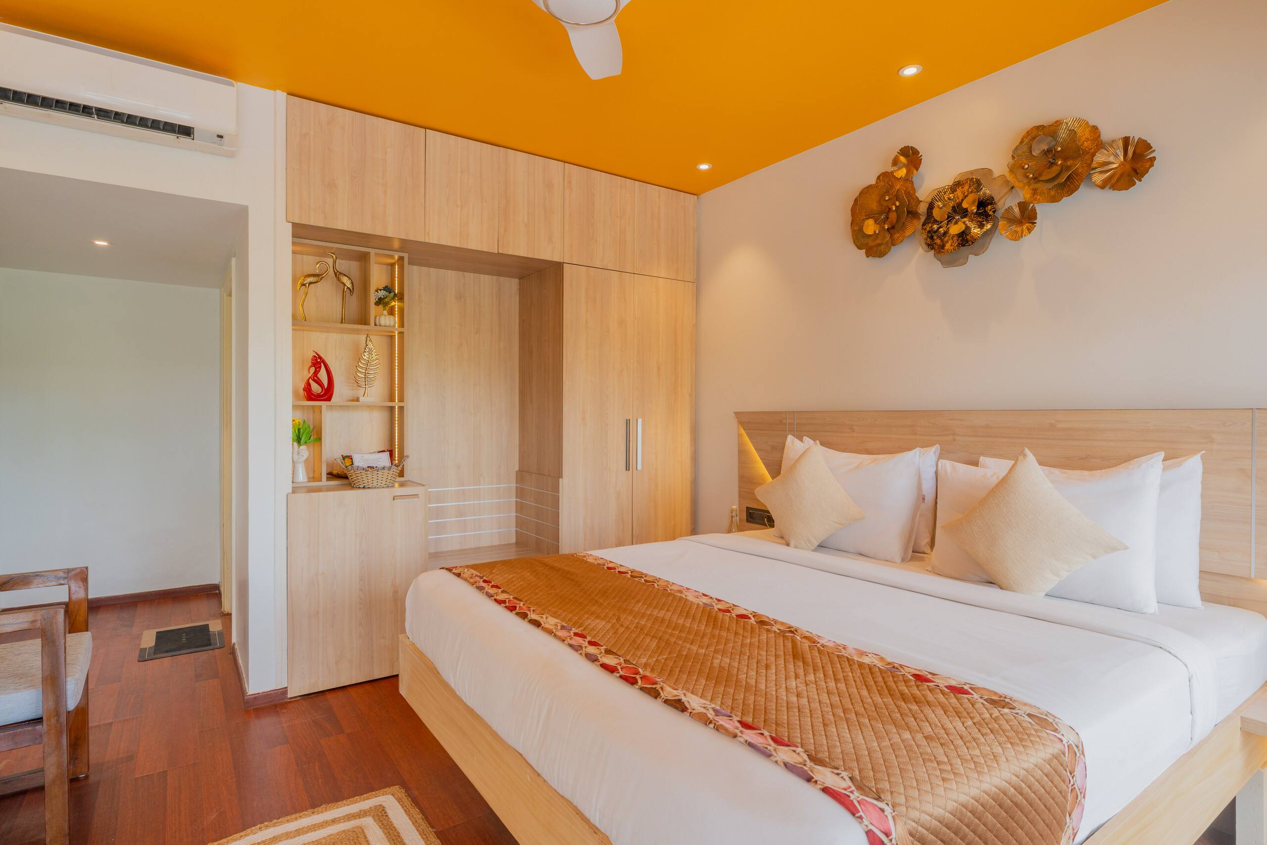 Retreat W/ Pool, & Restros Near Ashvem Beach 23