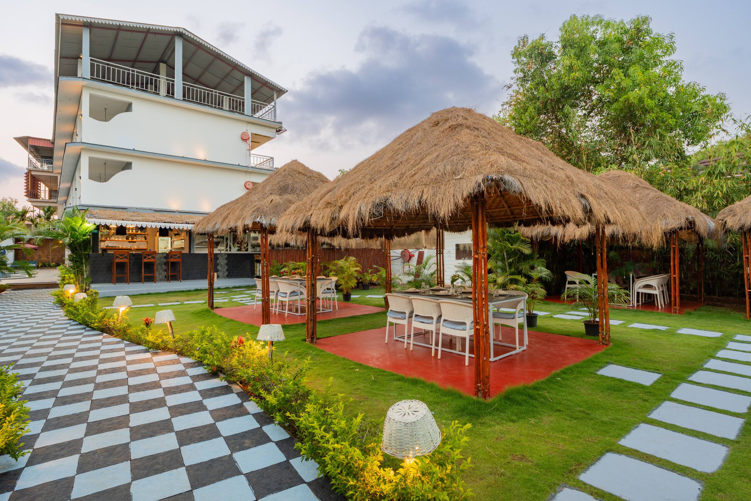 Retreat W/ Pool, & Restros Near Ashvem Beach 13