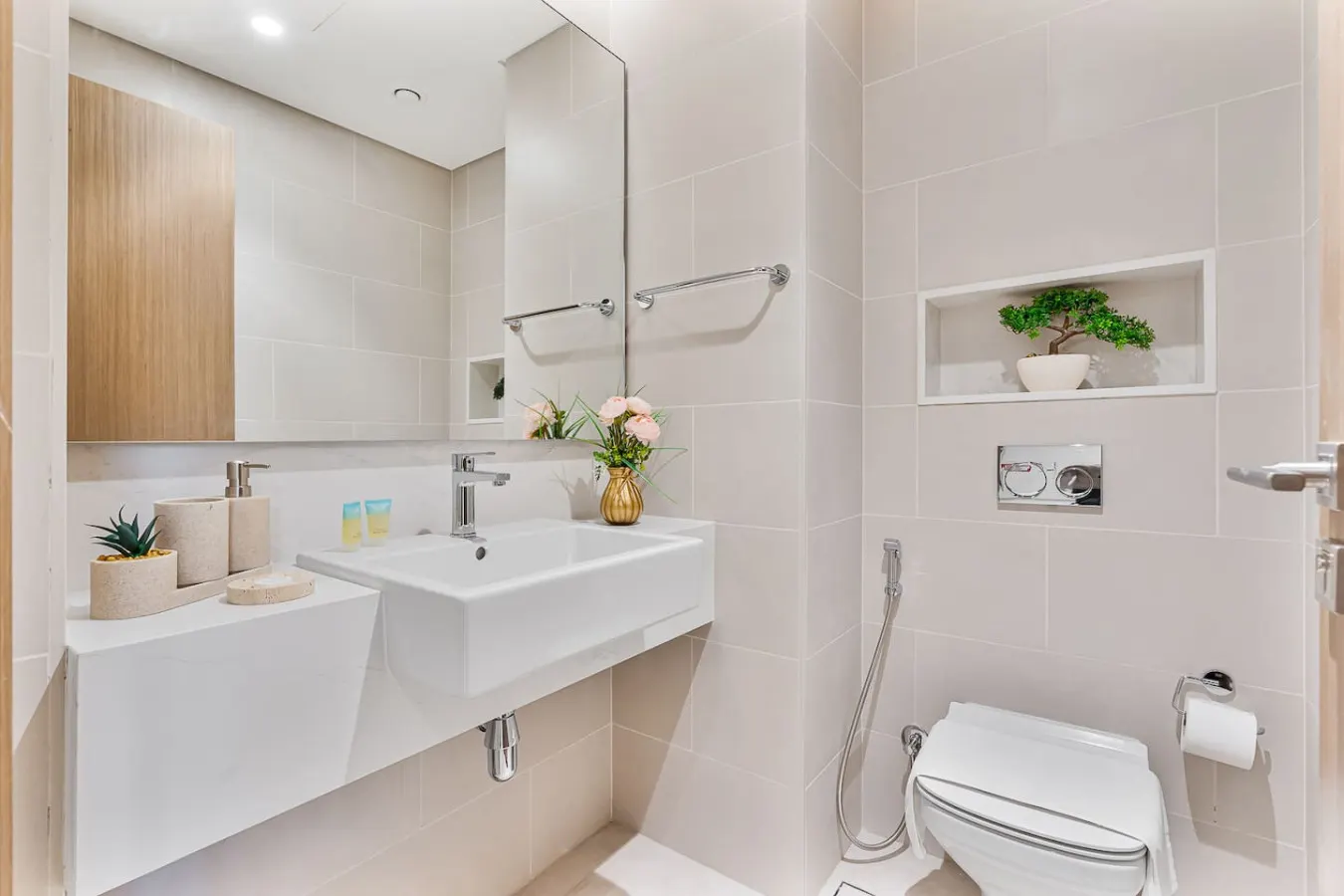 Serene Canal Escape Spacious 3BR + Maid Apt 13