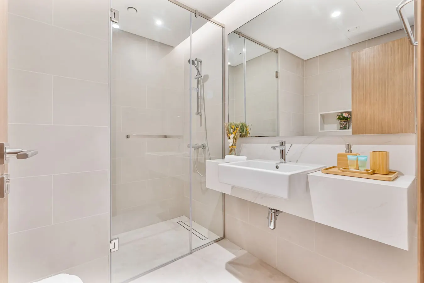Serene Canal Escape Spacious 3BR + Maid Apt 16