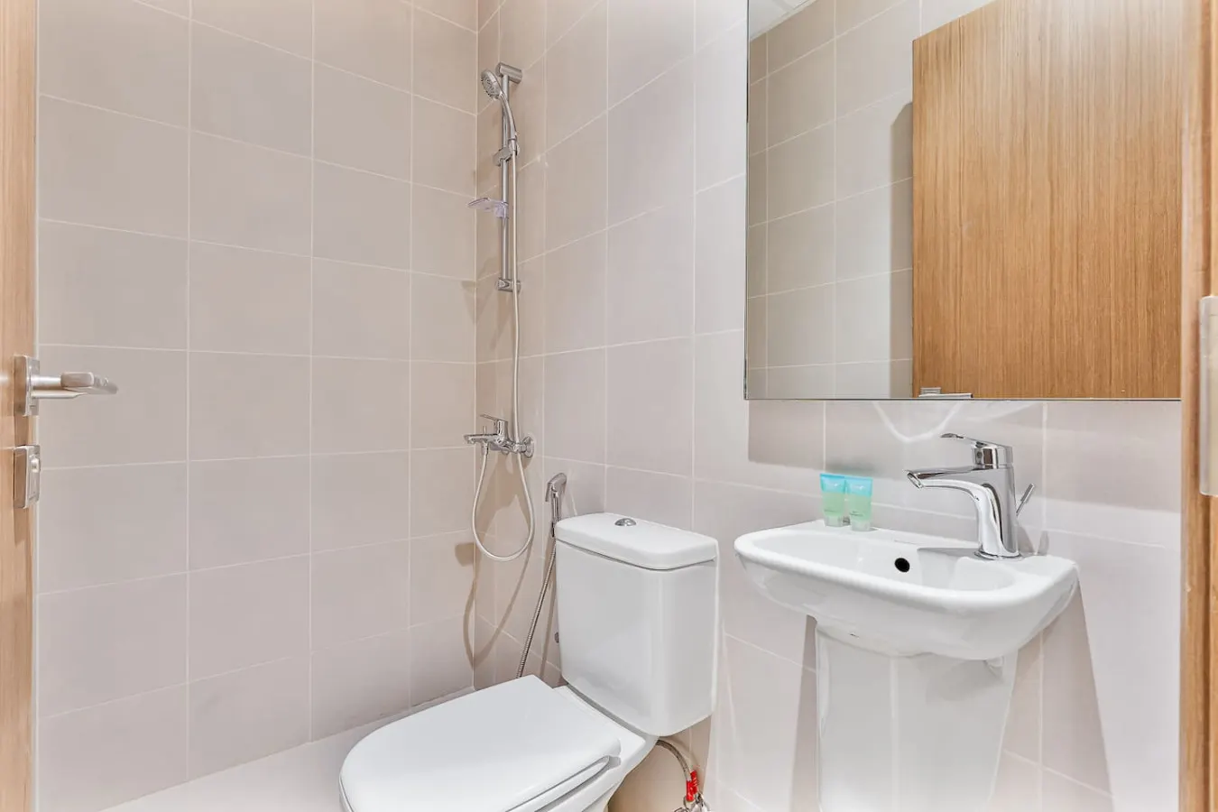Serene Canal Escape Spacious 3BR + Maid Apt 18