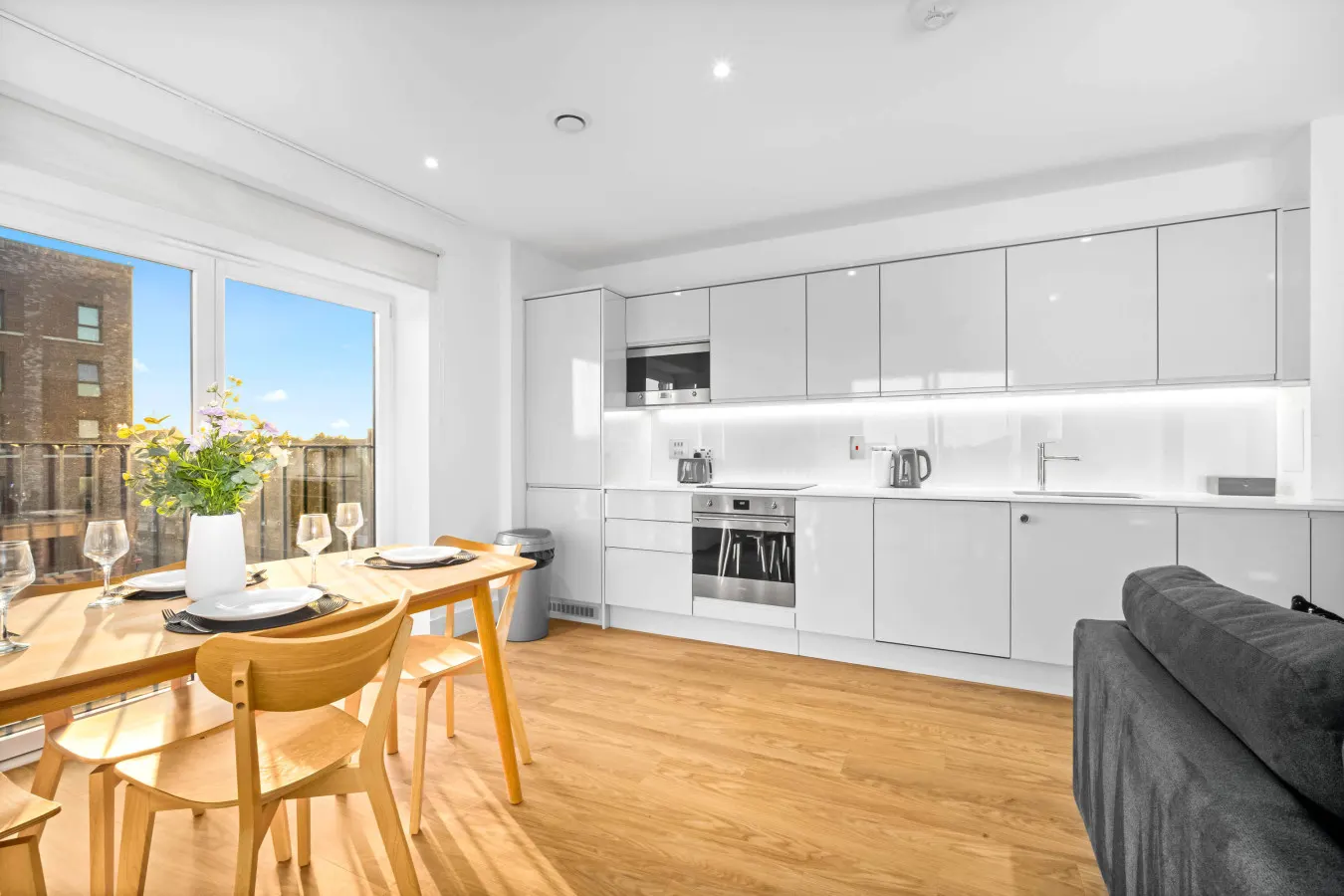 Stylish 2 Bed Apartment * Balcony * Netflix 2