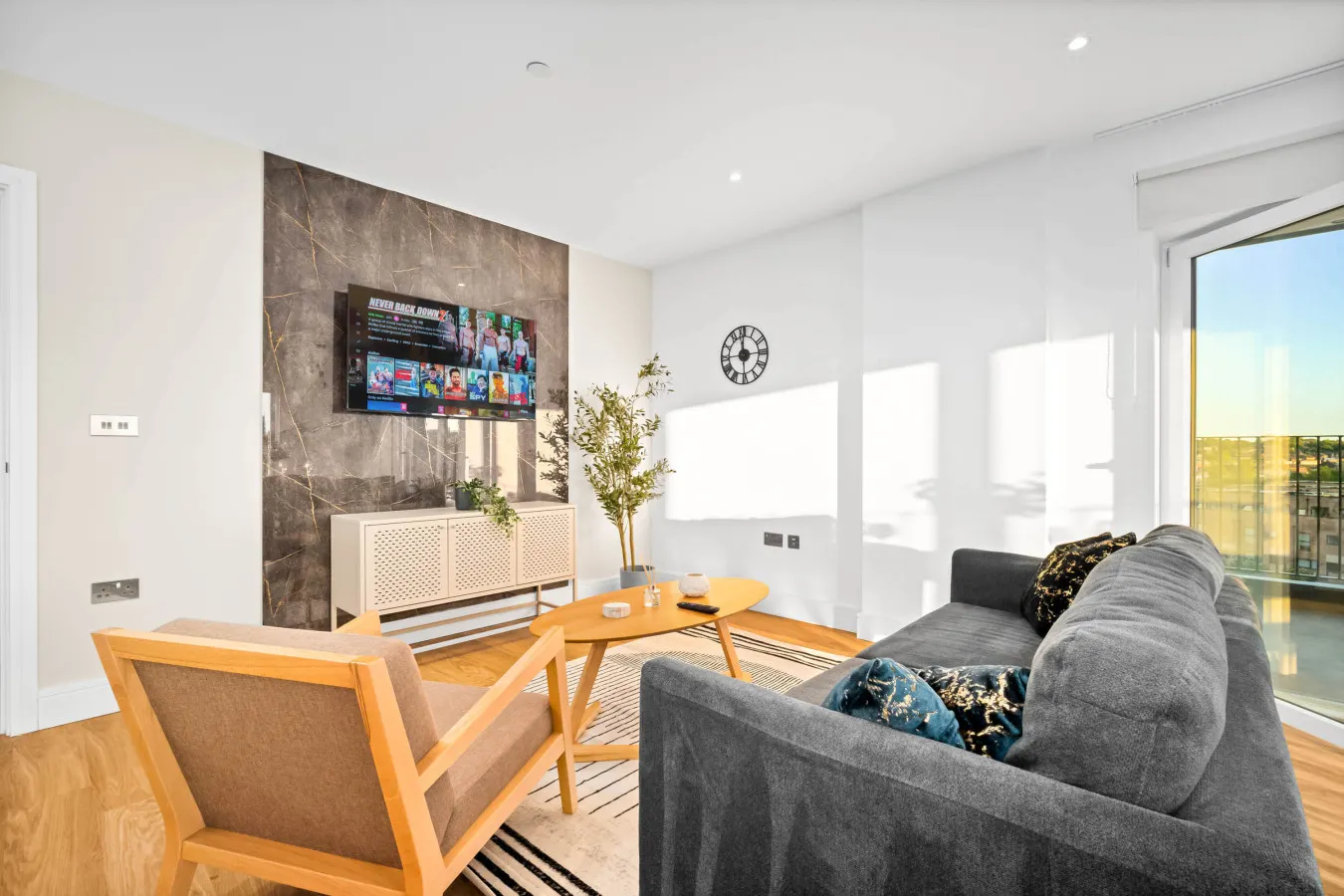 Stylish 2 Bed Apartment * Balcony * Netflix 3