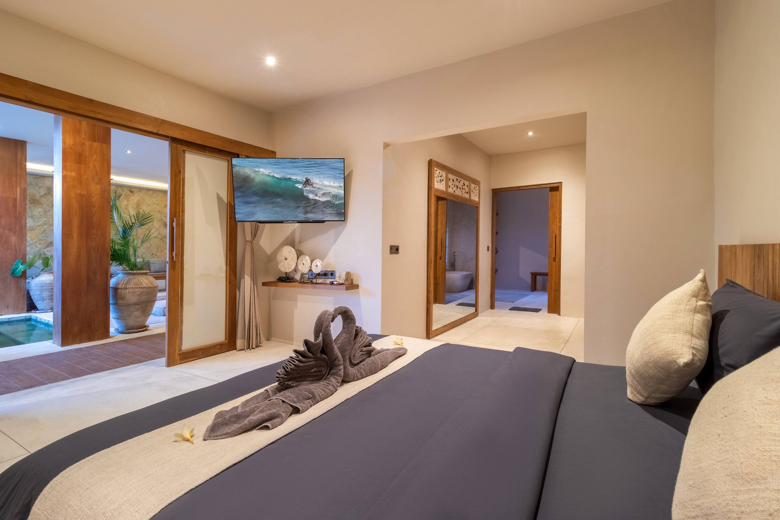 Tropical 3BR Pool Villa Near Canggu Hotspots — photo 4