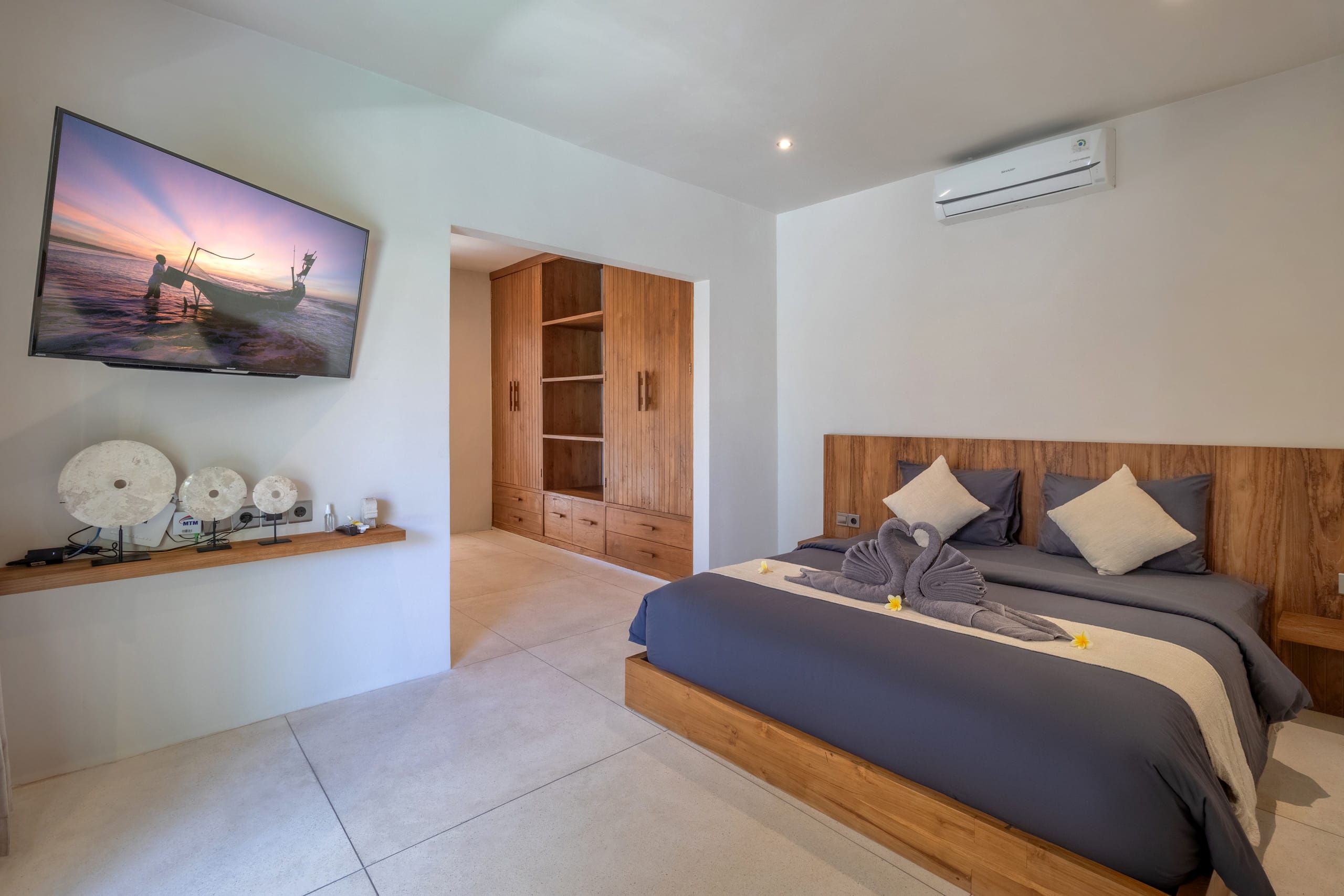 Tropical 3BR Pool Villa Near Canggu Hotspots — photo 2