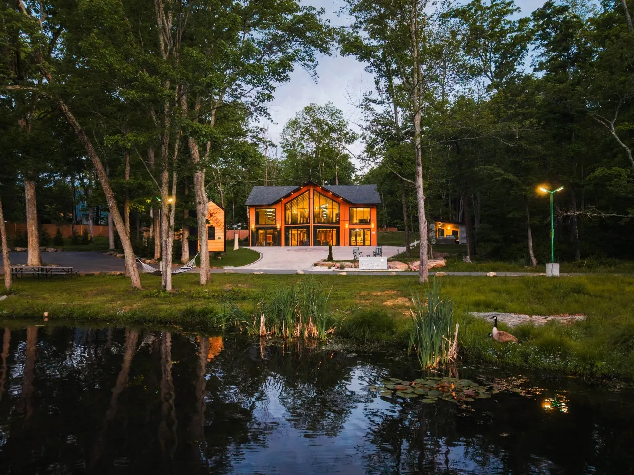 Lakefront Mansion / Private Lake, Fishing, Paddle Boats