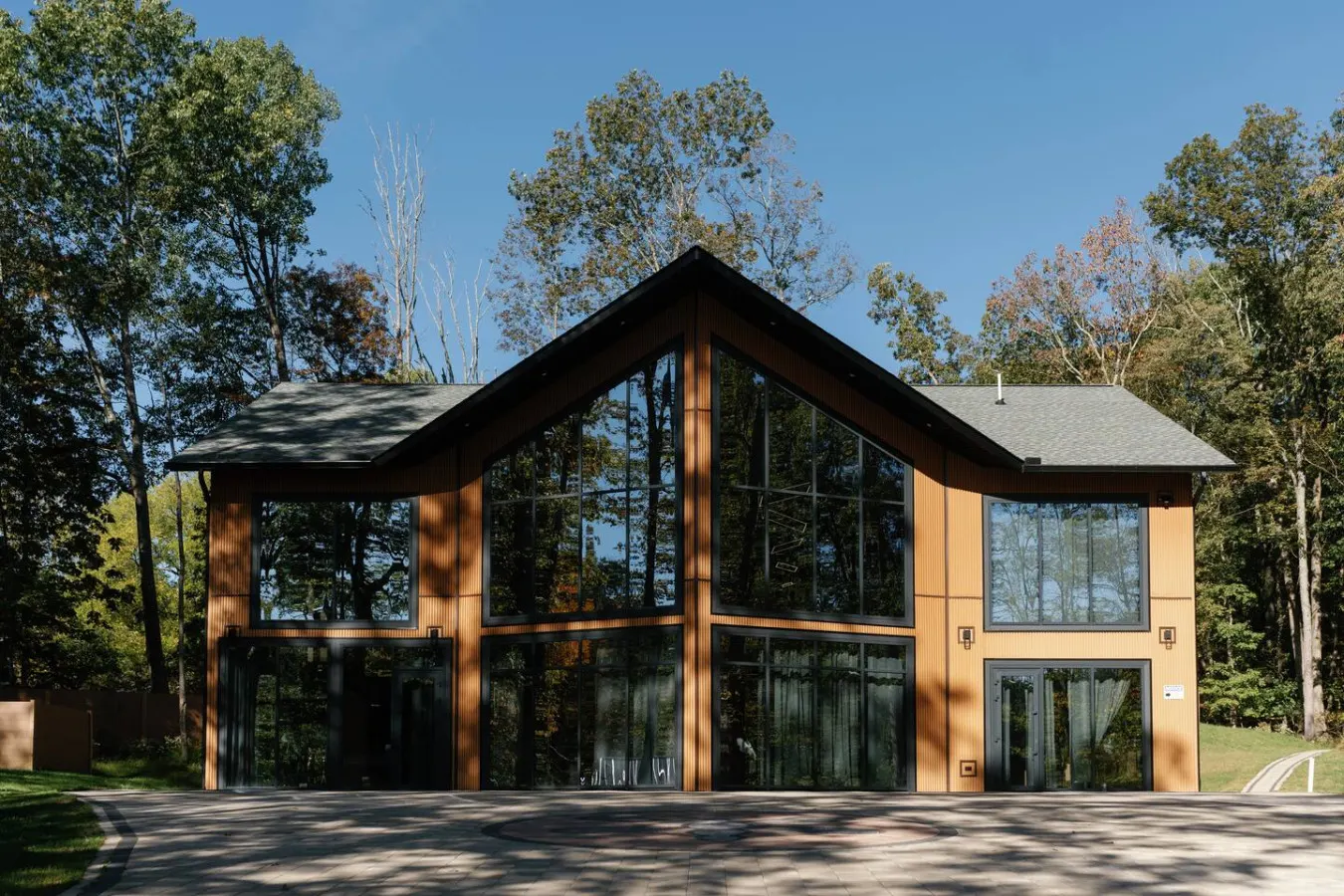 Lakefront Mansion / Private Lake, Fishing, Paddle Boats 11