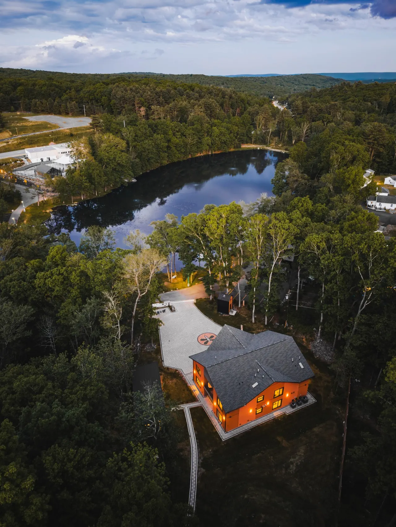 Lakefront Mansion / Private Lake, Fishing, Paddle Boats 3