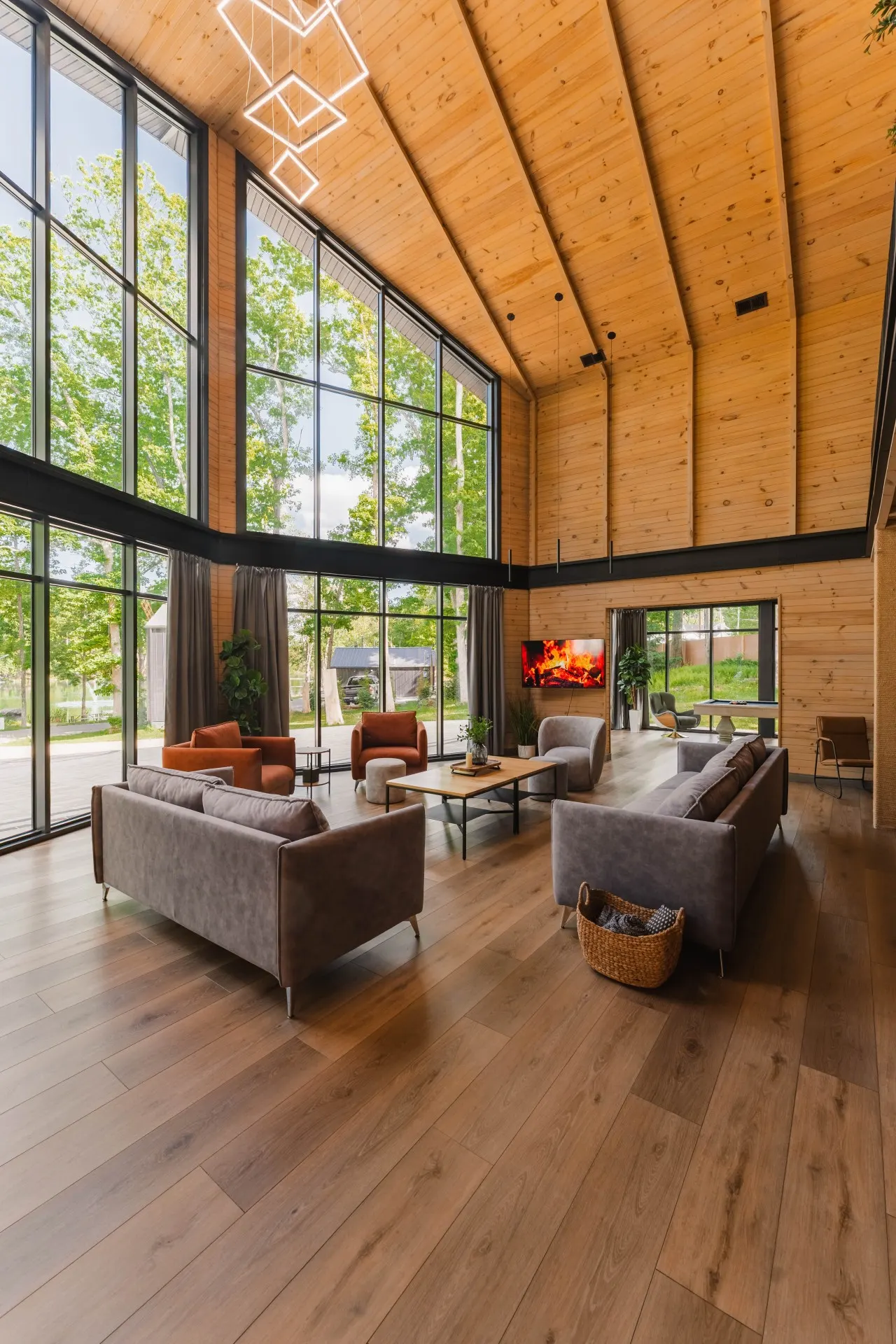 Lakefront Mansion / Private Lake, Fishing, Paddle Boats 6
