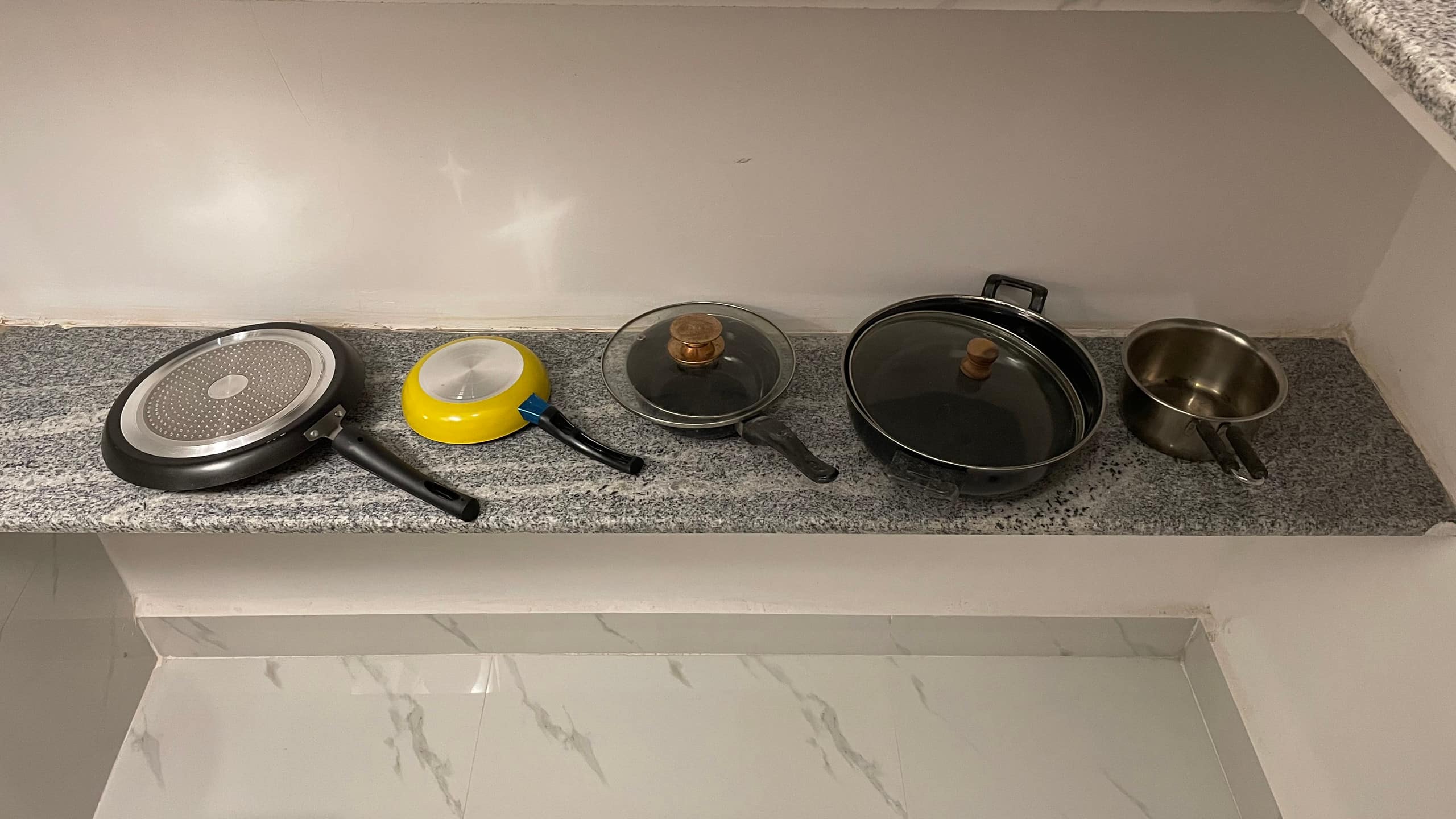 L5(Beach/kitchen/Inverter/parking/Wi-Fi)stawil apt 11