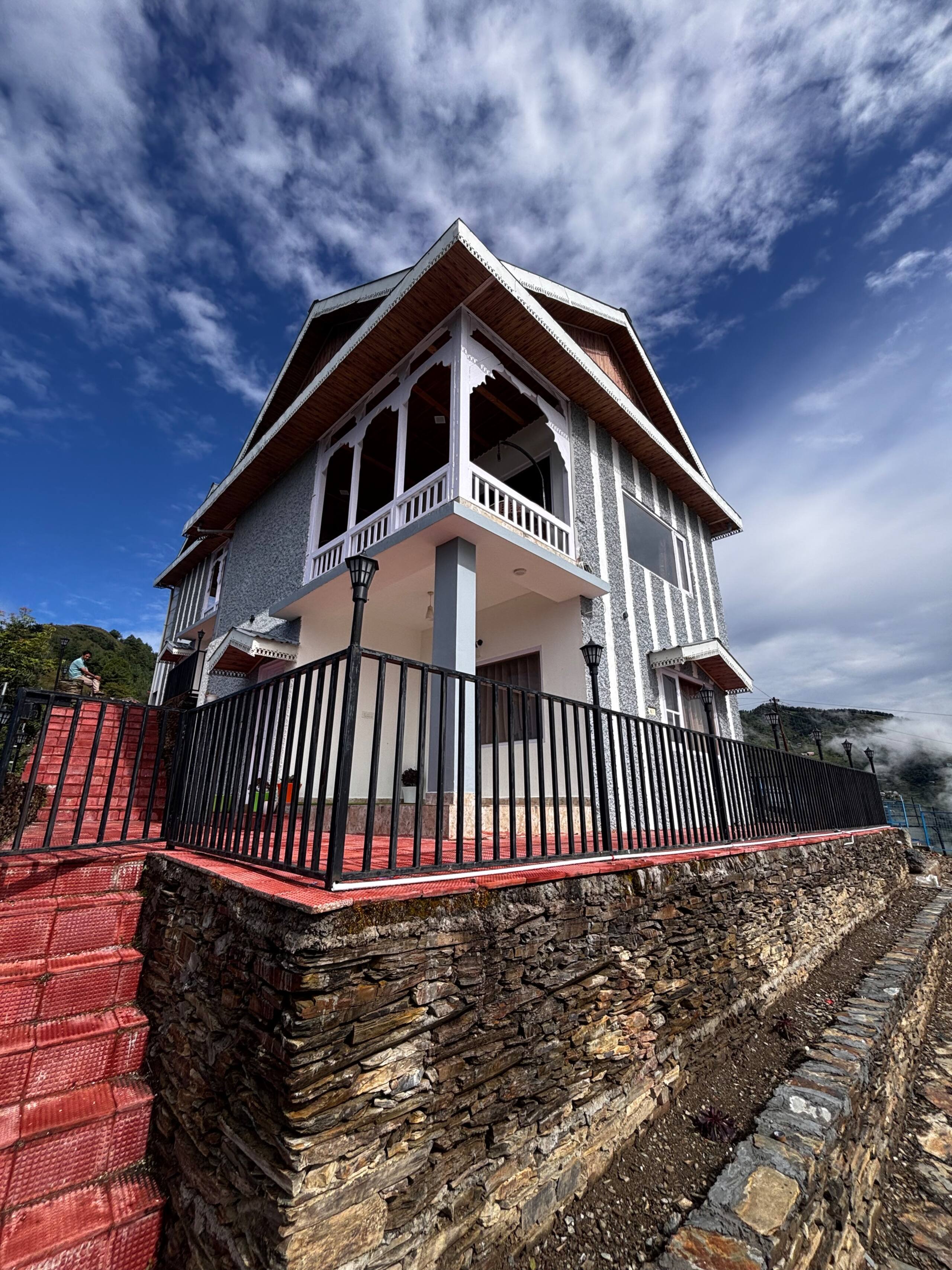 The hidden hedges - Himalayan Horizon House