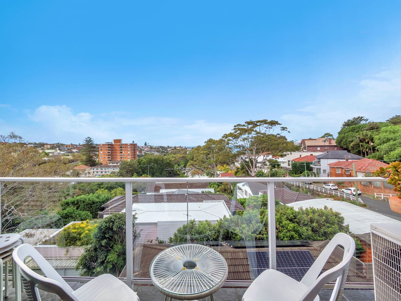 Hilltop Bronte Escape w/ Balcony & Nice Views!