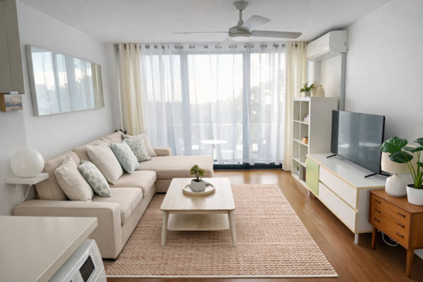 Hilltop Bronte Escape w/ Balcony & Nice Views! — photo 2