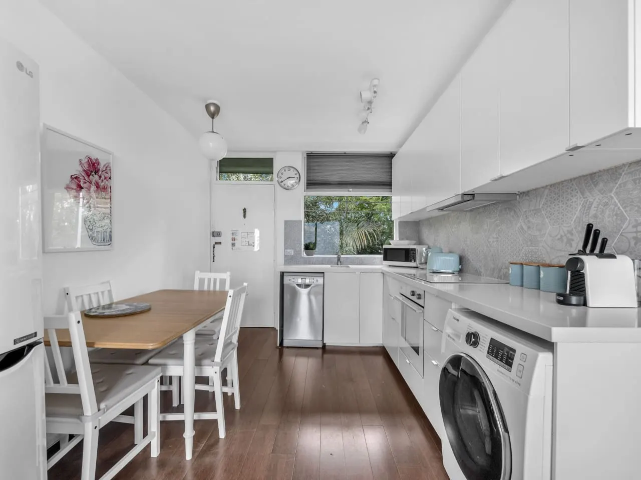 Hilltop Bronte Escape w/ Balcony & Nice Views! 9