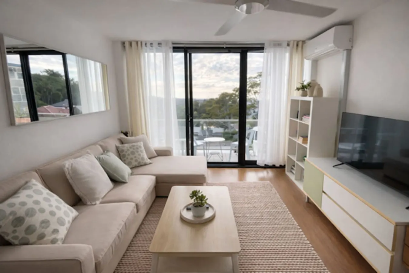Hilltop Bronte Escape w/ Balcony & Nice Views! 14