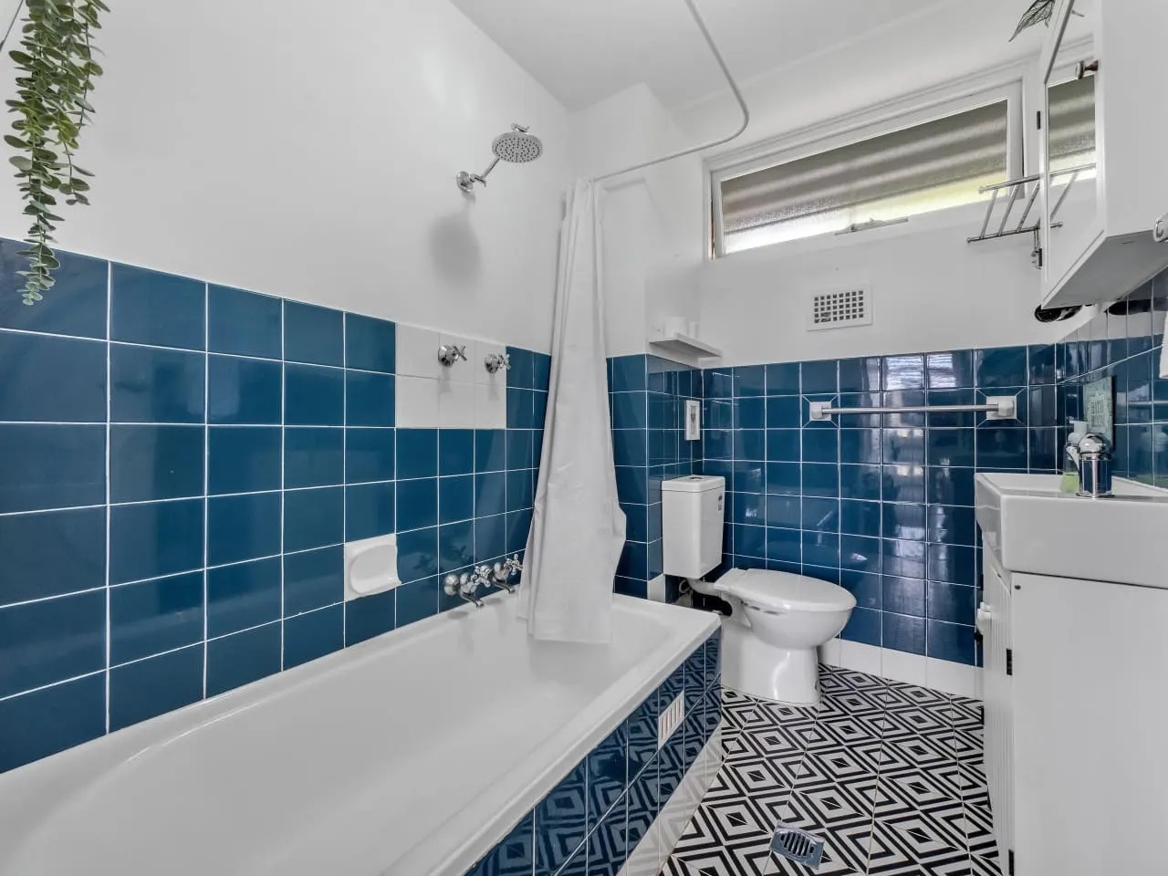 Hilltop Bronte Escape w/ Balcony & Nice Views! 17