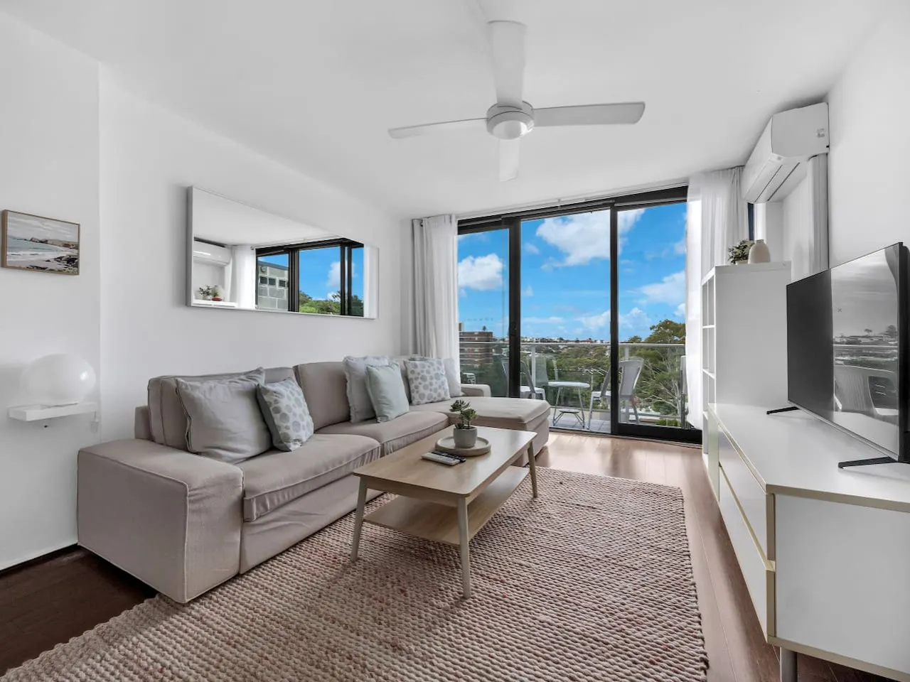 Hilltop Bronte Escape w/ Balcony & Nice Views! 8