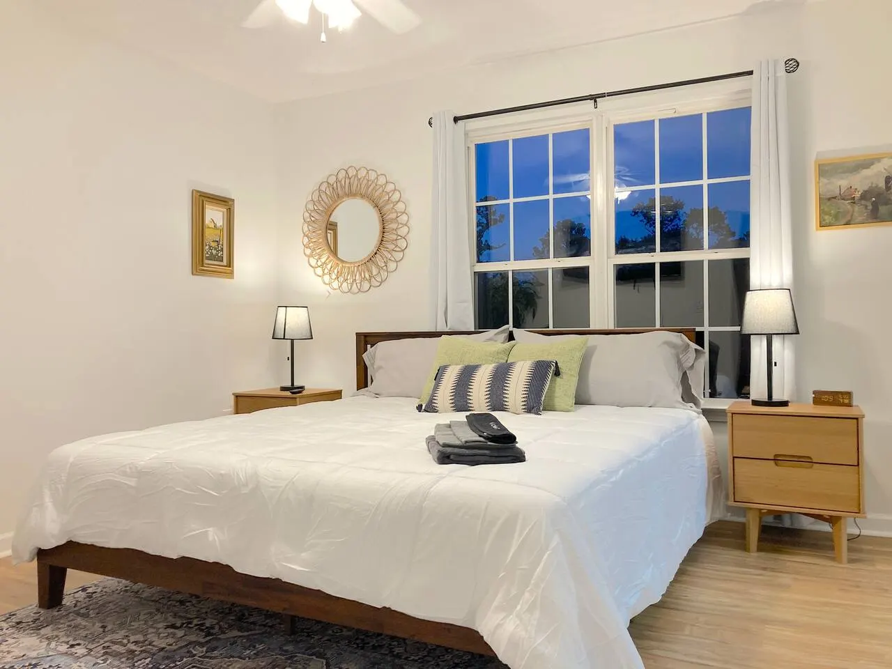 Cozy townhome with TWO KING and ONE QUEEN Beds