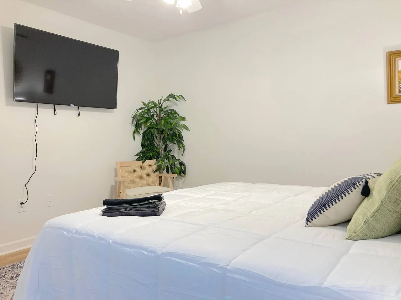 Cozy townhome with TWO KING and ONE QUEEN Beds 2