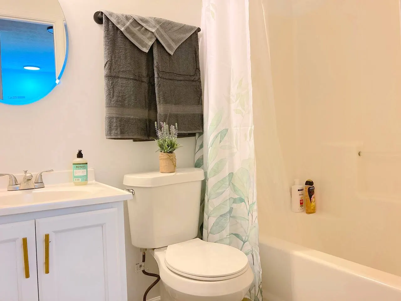 Cozy townhome with TWO KING and ONE QUEEN Beds 4