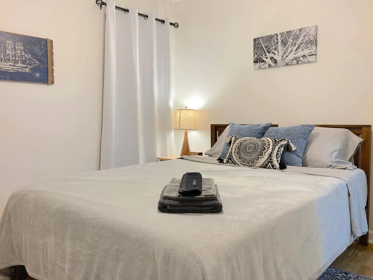 Cozy townhome with TWO KING and ONE QUEEN Beds 6