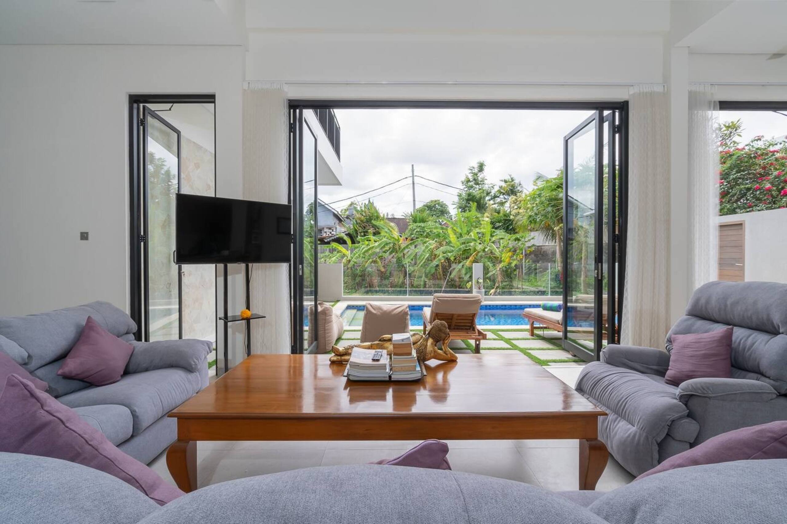 Chic Private 6 BR Villa - Prime Location in Canggu — photo 4