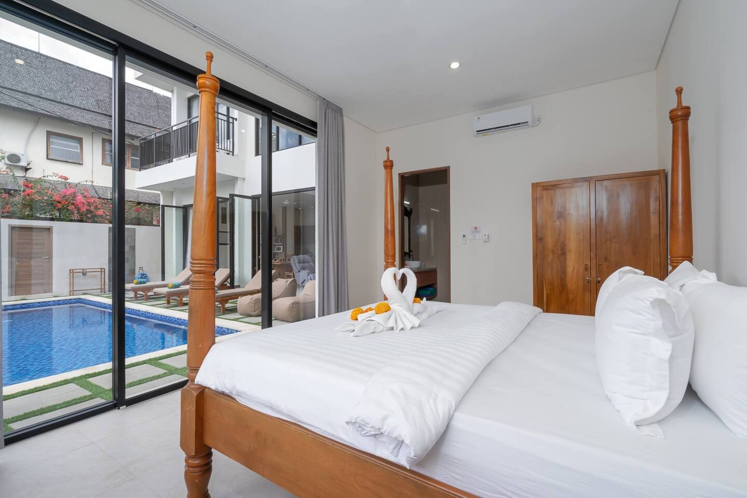 Chic Private 6 BR Villa - Prime Location in Canggu 33