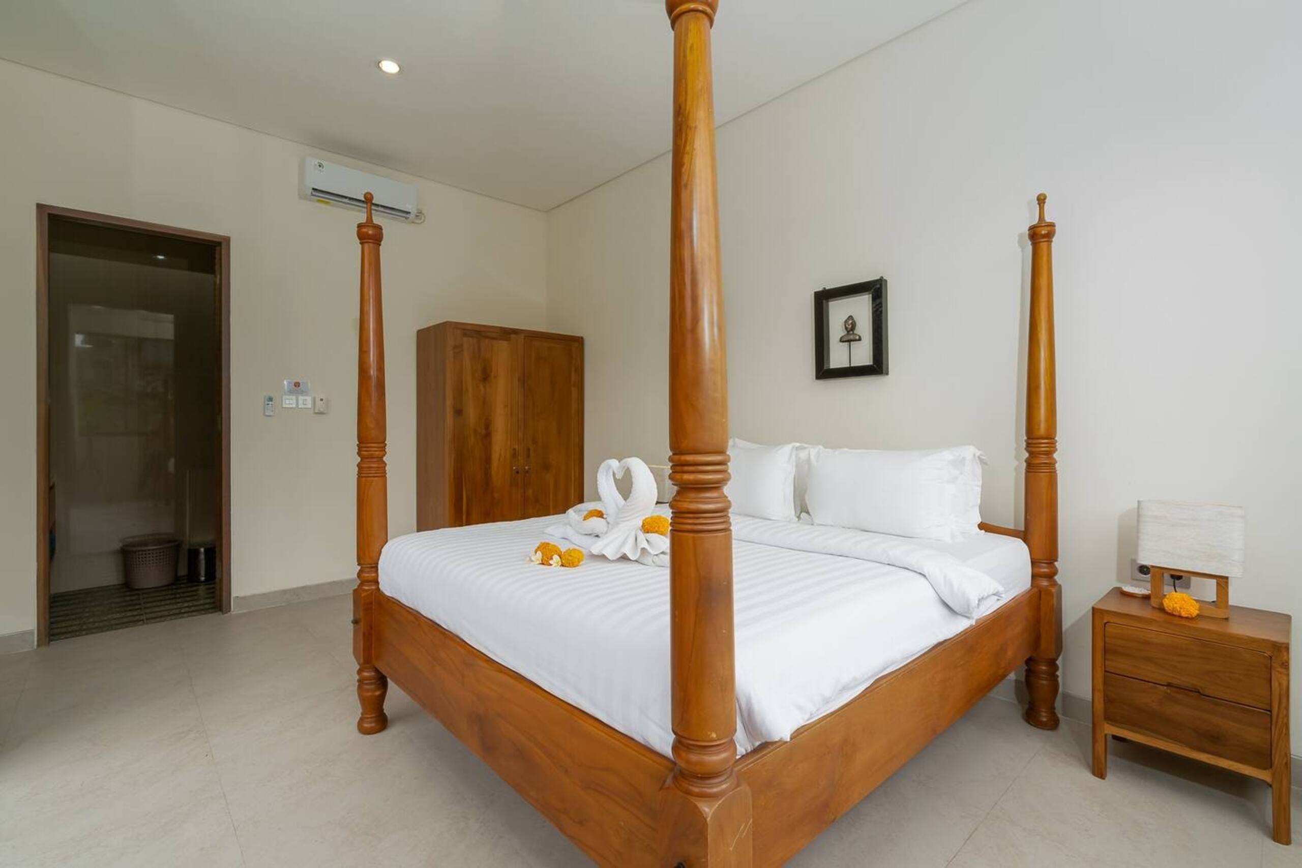 Chic Private 6 BR Villa - Prime Location in Canggu 31