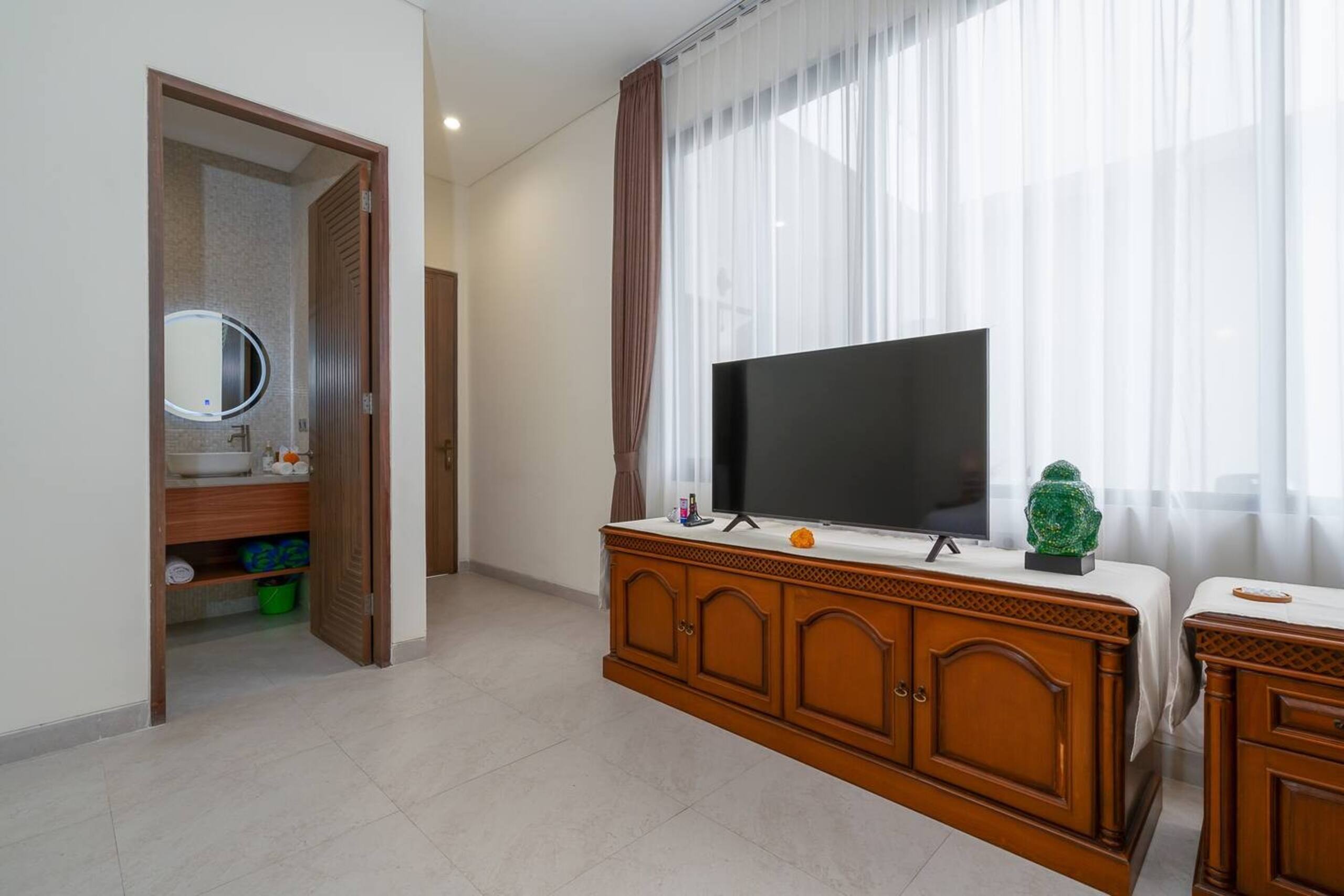 Chic Private 6 BR Villa - Prime Location in Canggu 9
