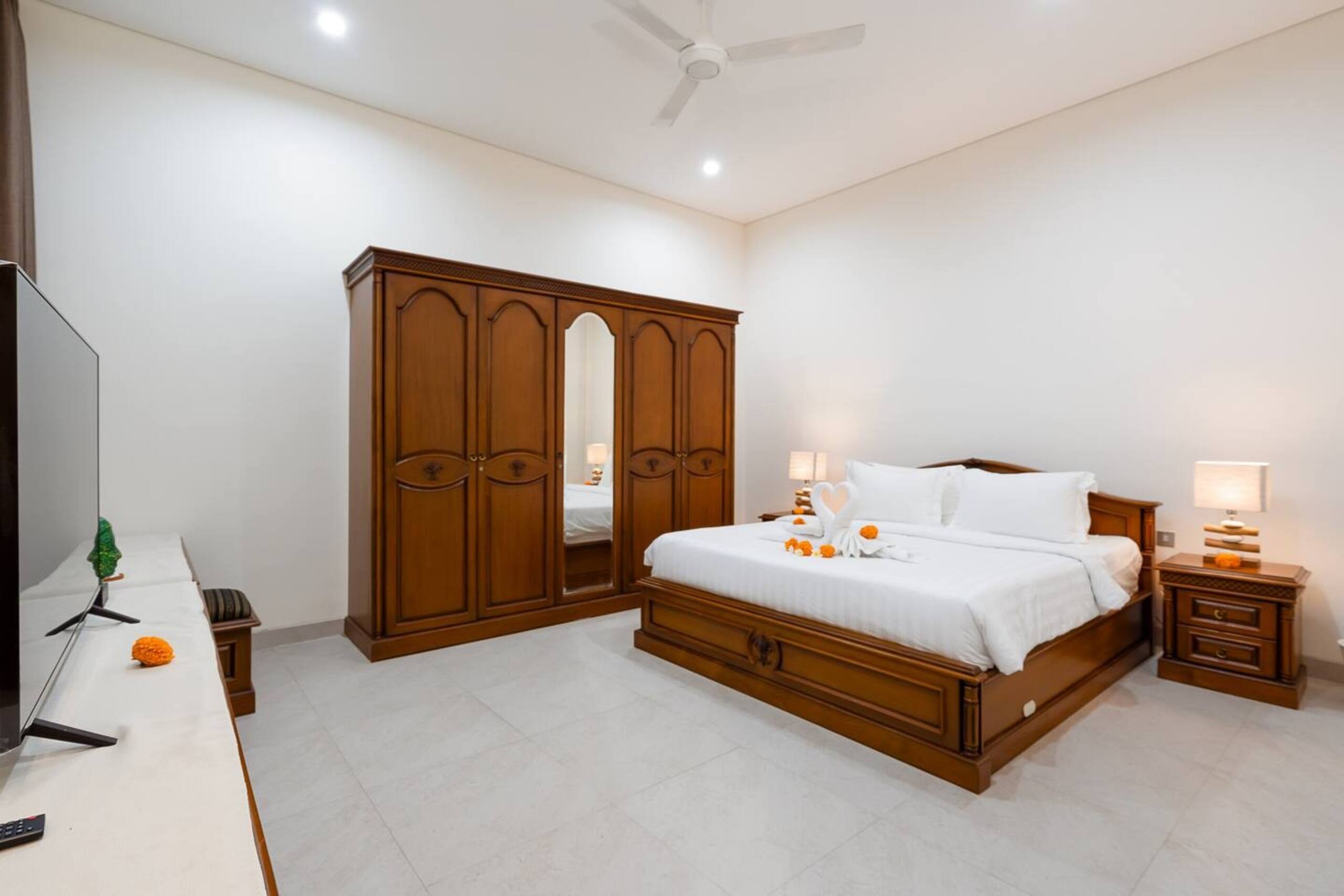 Chic Private 6 BR Villa - Prime Location in Canggu 28