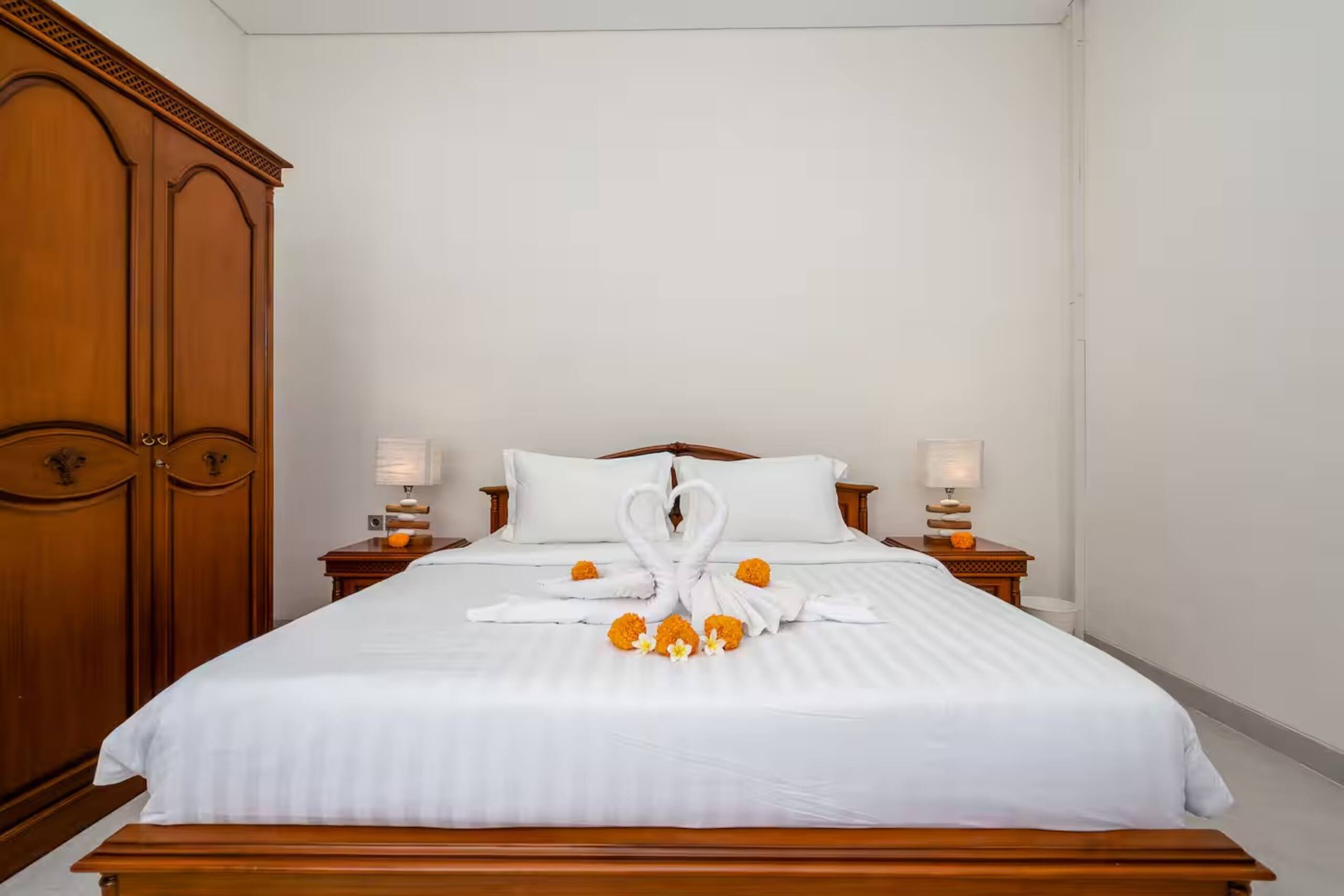 Chic Private 6 BR Villa - Prime Location in Canggu 8