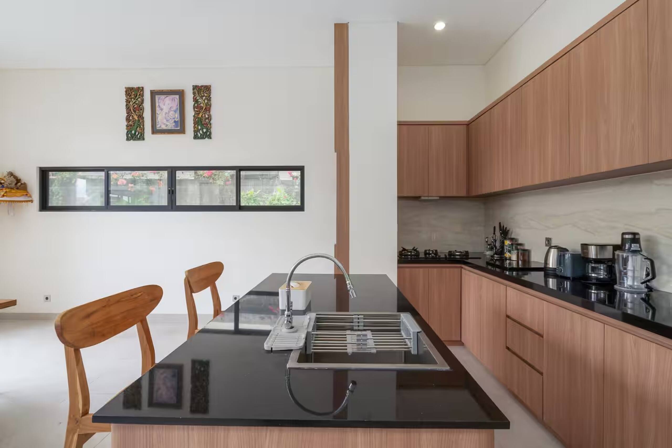 Chic Private 6 BR Villa - Prime Location in Canggu 22