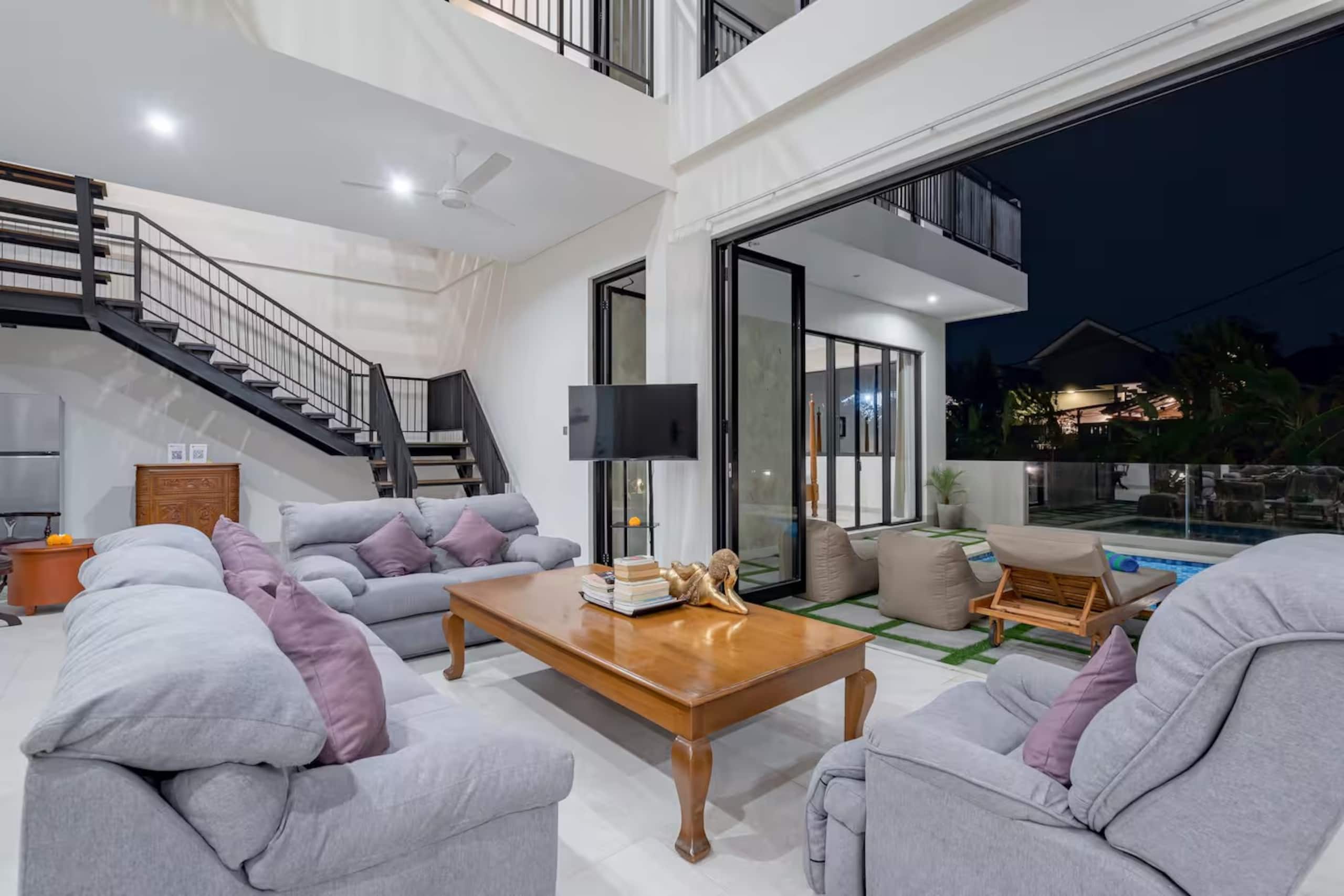 Chic Private 6 BR Villa - Prime Location in Canggu 10