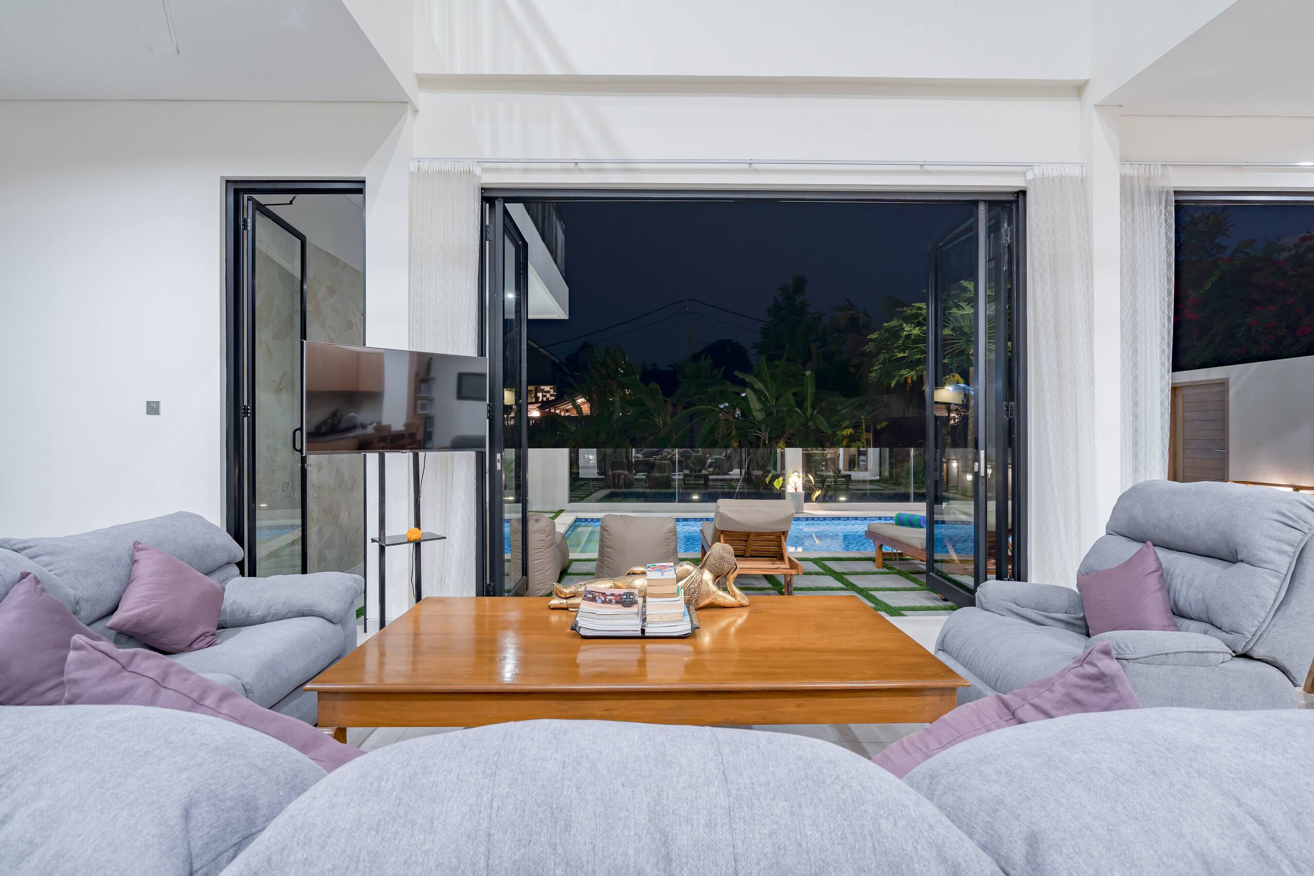 Chic Private 6 BR Villa - Prime Location in Canggu 12