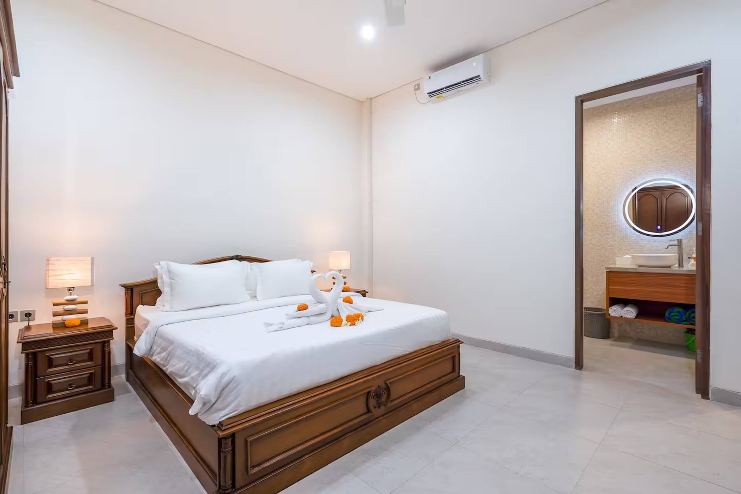 Chic Private 6 BR Villa - Prime Location in Canggu 27