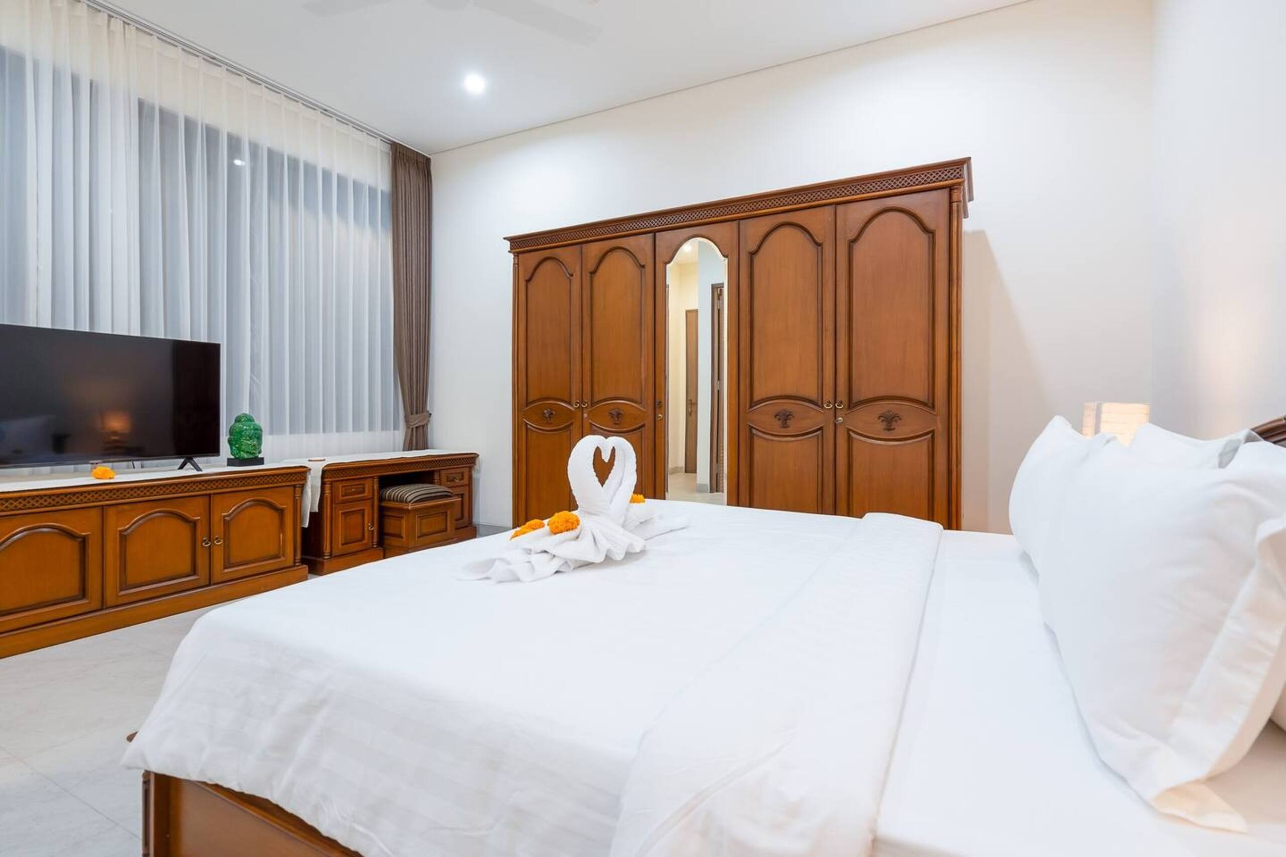 Chic Private 6 BR Villa - Prime Location in Canggu 29
